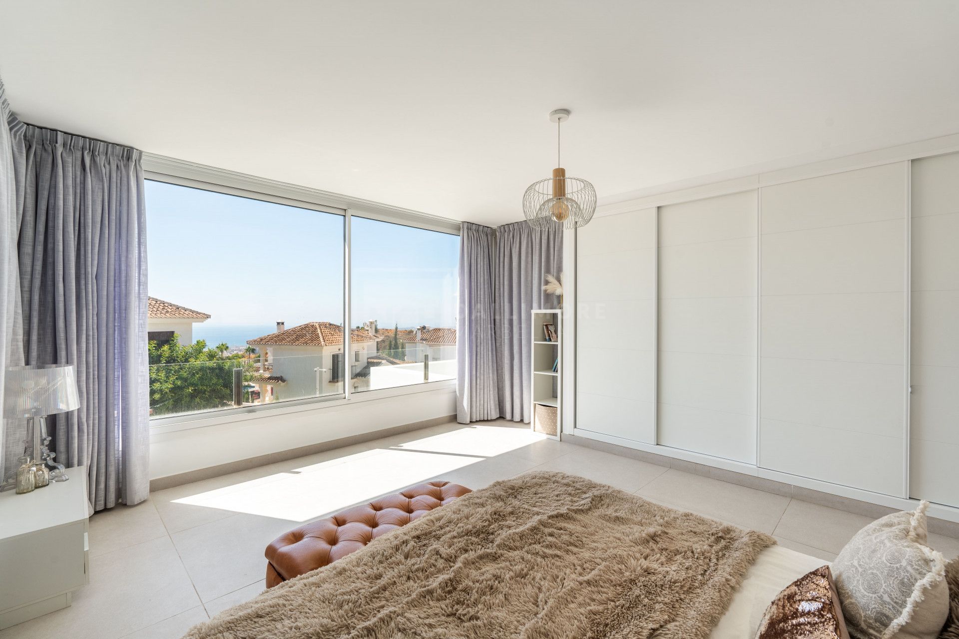 VILLA CONTEMPORÁNEA DE 4 DORMITORIOS EN ENTORNO TRANQUILO CON INTERIORES LUMINOSOS Y PISCINA PRIVADA