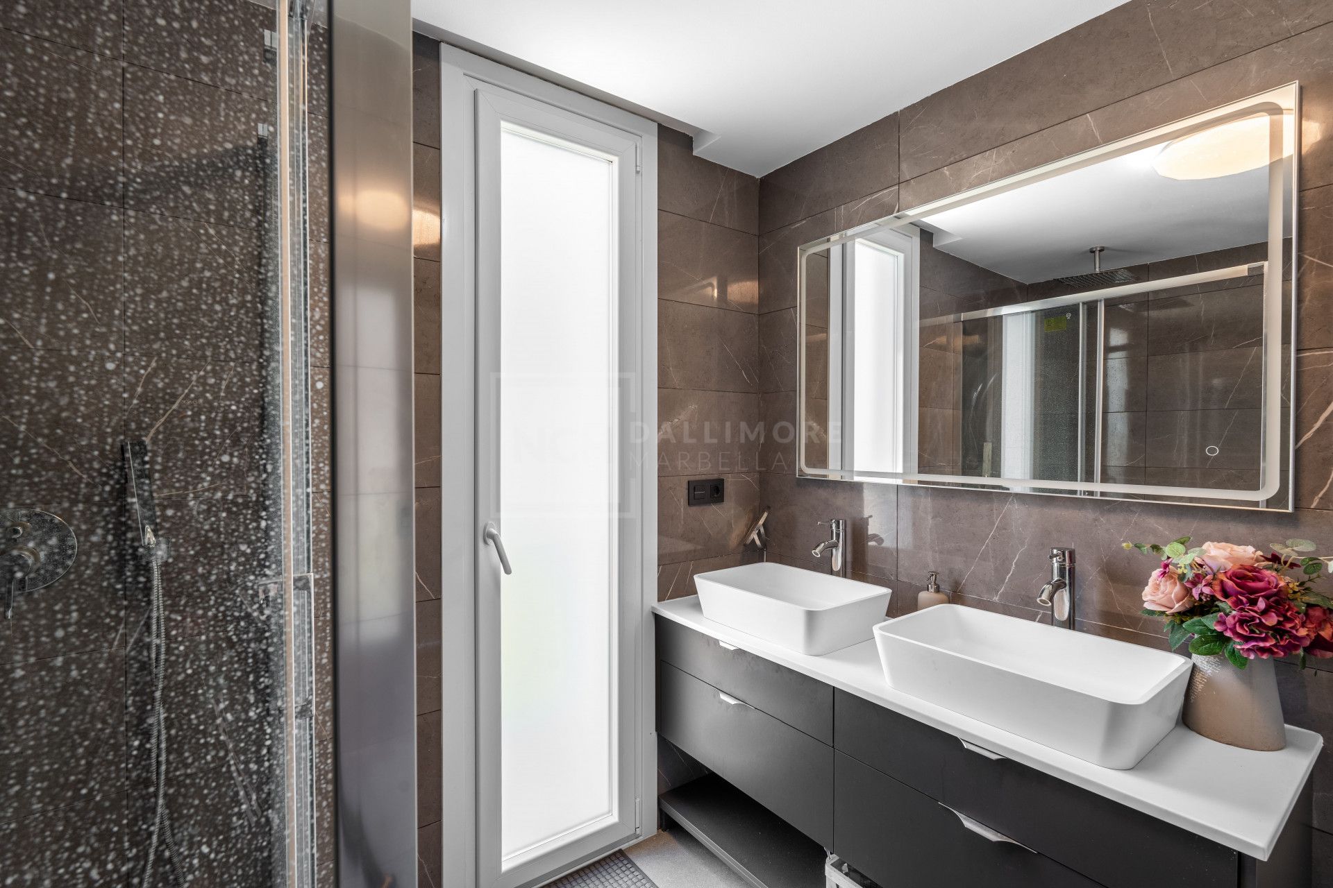 VILLA CONTEMPORÁNEA DE 4 DORMITORIOS EN ENTORNO TRANQUILO CON INTERIORES LUMINOSOS Y PISCINA PRIVADA