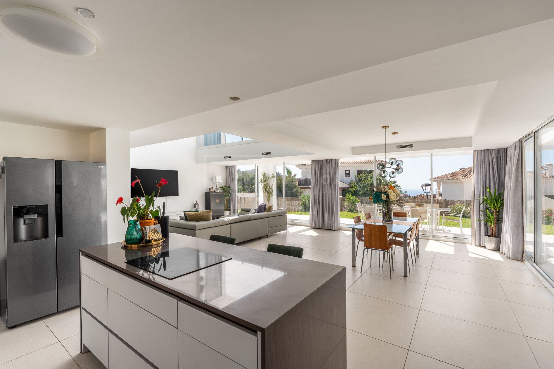 VILLA CONTEMPORÁNEA DE 4 DORMITORIOS EN ENTORNO TRANQUILO CON INTERIORES LUMINOSOS Y PISCINA PRIVADA