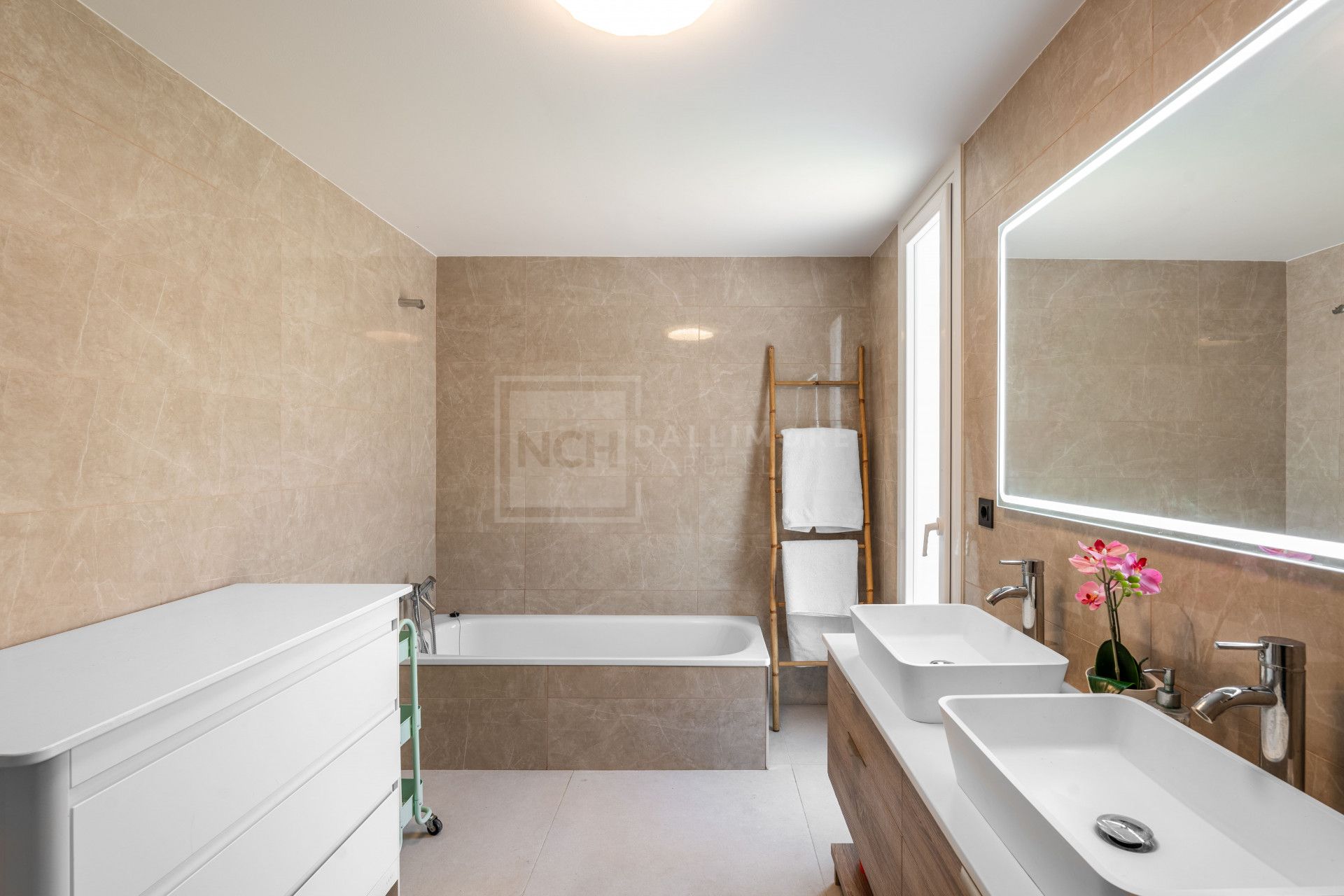 VILLA CONTEMPORÁNEA DE 4 DORMITORIOS EN ENTORNO TRANQUILO CON INTERIORES LUMINOSOS Y PISCINA PRIVADA