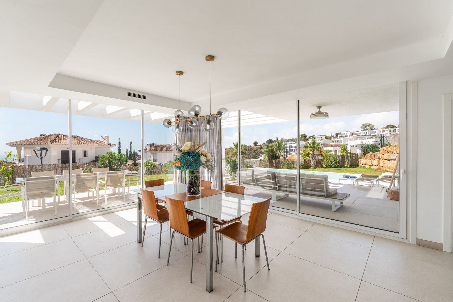 VILLA CONTEMPORÁNEA DE 4 DORMITORIOS EN ENTORNO TRANQUILO CON INTERIORES LUMINOSOS Y PISCINA PRIVADA
