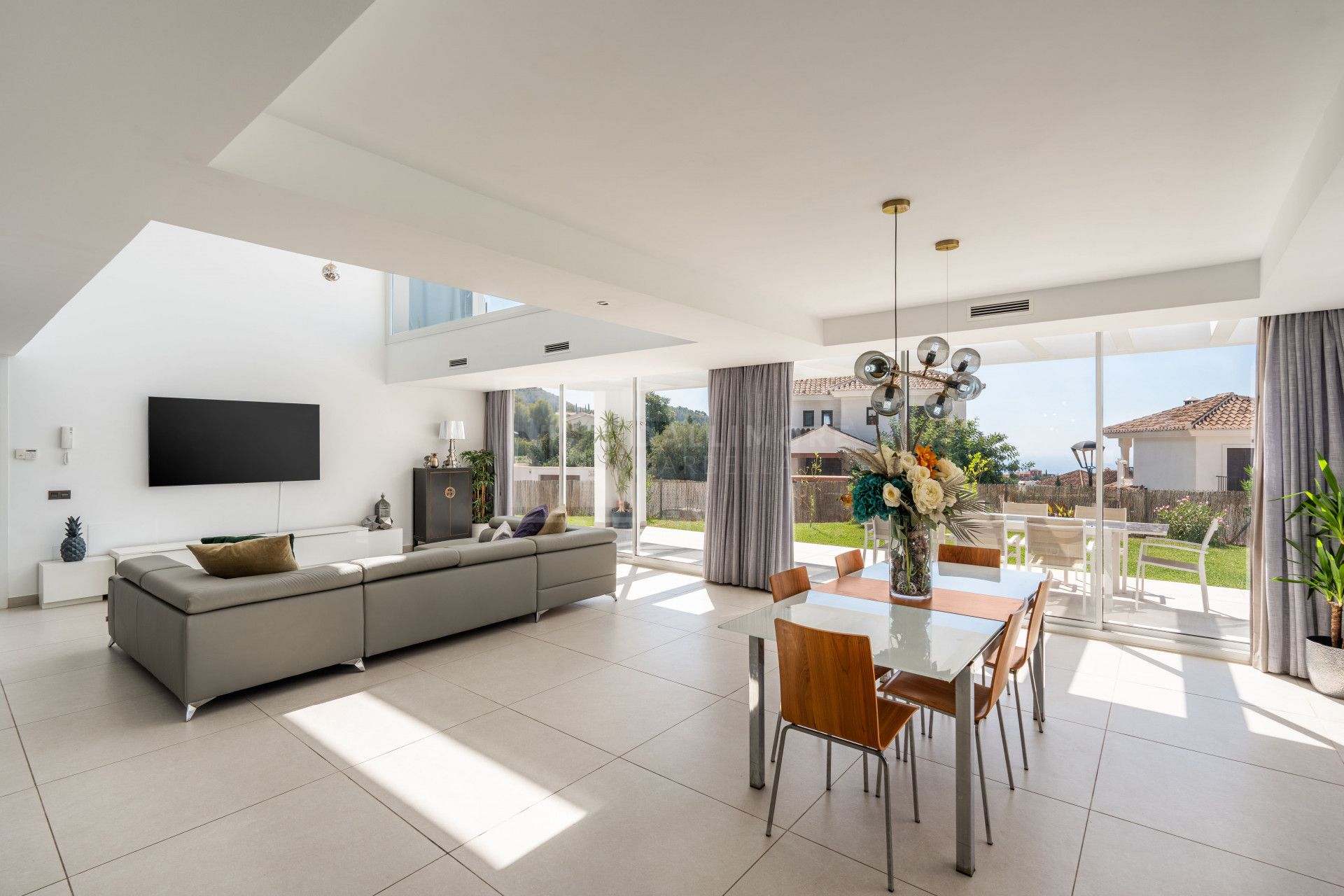 VILLA CONTEMPORÁNEA DE 4 DORMITORIOS EN ENTORNO TRANQUILO CON INTERIORES LUMINOSOS Y PISCINA PRIVADA