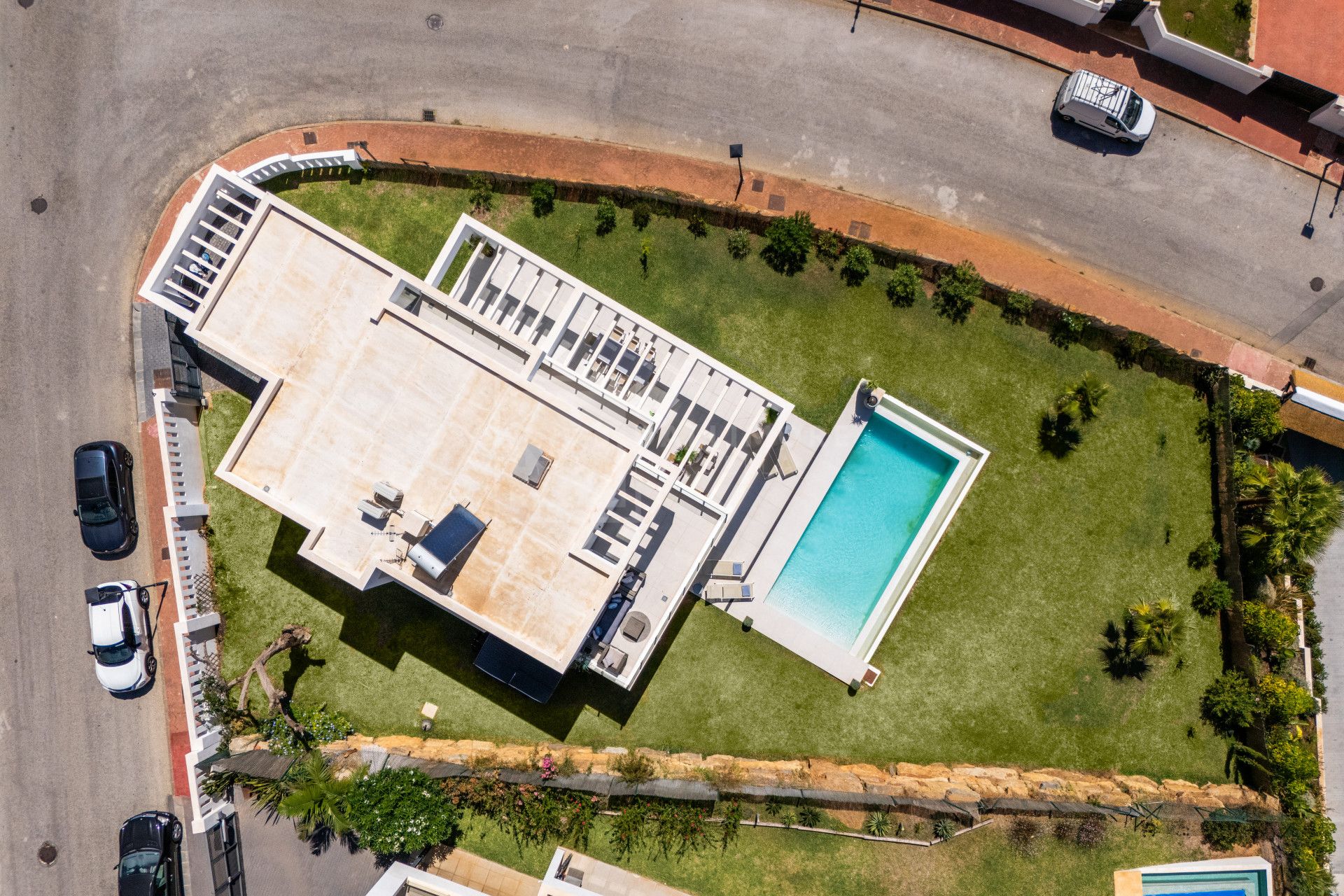 VILLA CONTEMPORÁNEA DE 4 DORMITORIOS EN ENTORNO TRANQUILO CON INTERIORES LUMINOSOS Y PISCINA PRIVADA