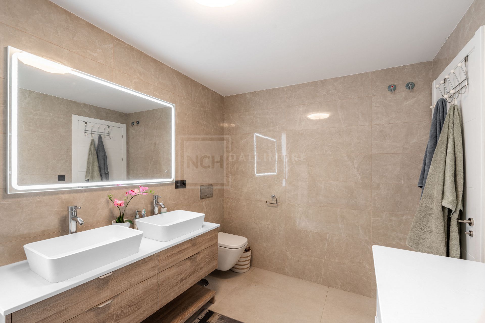 VILLA CONTEMPORÁNEA DE 4 DORMITORIOS EN ENTORNO TRANQUILO CON INTERIORES LUMINOSOS Y PISCINA PRIVADA
