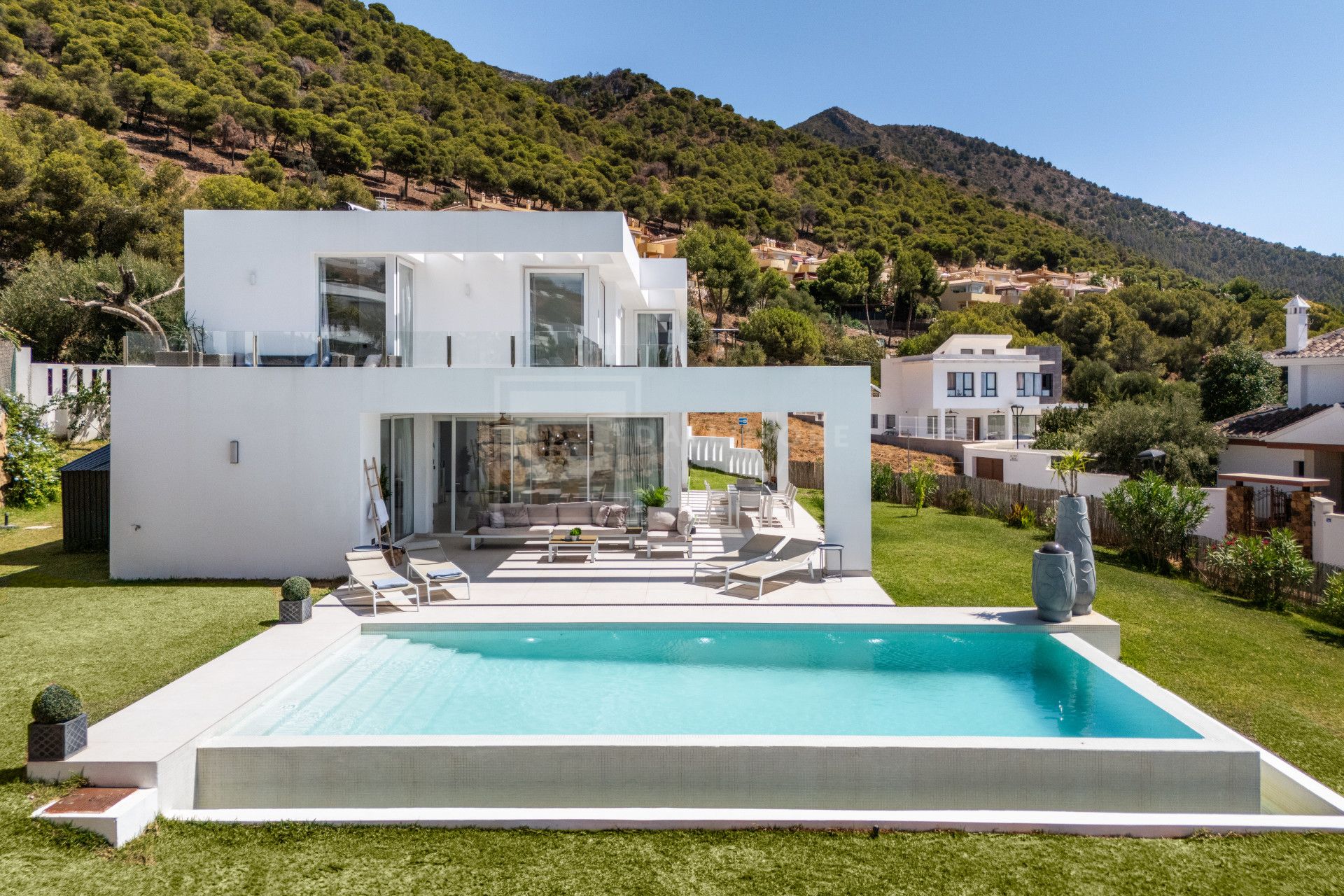 VILLA CONTEMPORÁNEA DE 4 DORMITORIOS EN ENTORNO TRANQUILO CON INTERIORES LUMINOSOS Y PISCINA PRIVADA