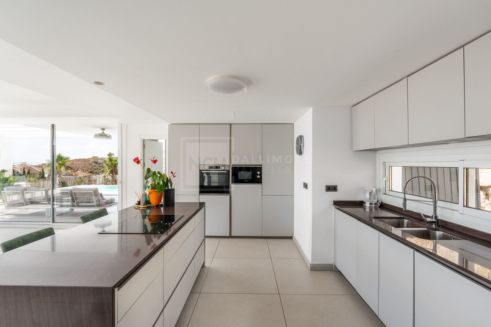 VILLA CONTEMPORÁNEA DE 4 DORMITORIOS EN ENTORNO TRANQUILO CON INTERIORES LUMINOSOS Y PISCINA PRIVADA