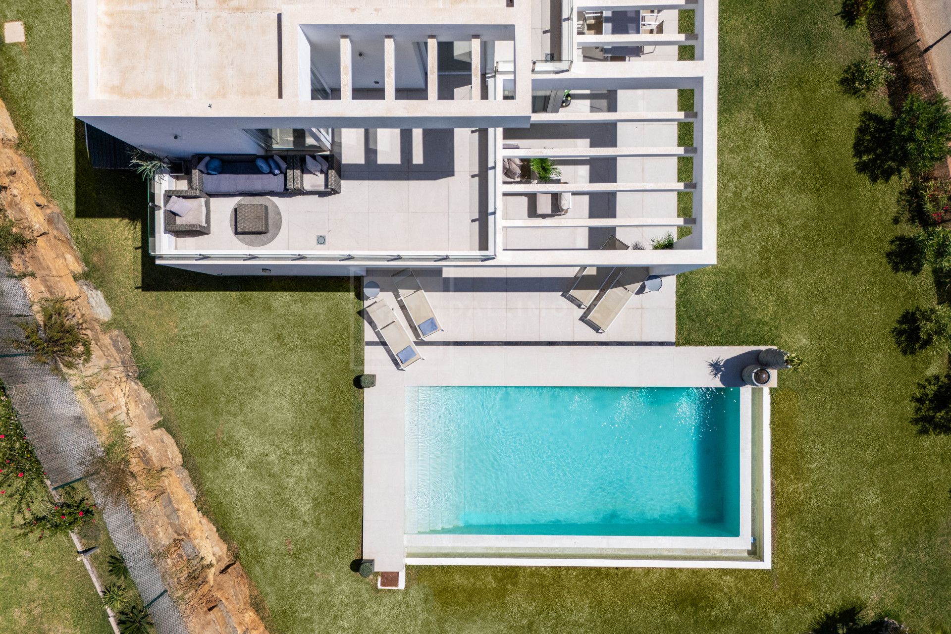 VILLA CONTEMPORÁNEA DE 4 DORMITORIOS EN ENTORNO TRANQUILO CON INTERIORES LUMINOSOS Y PISCINA PRIVADA
