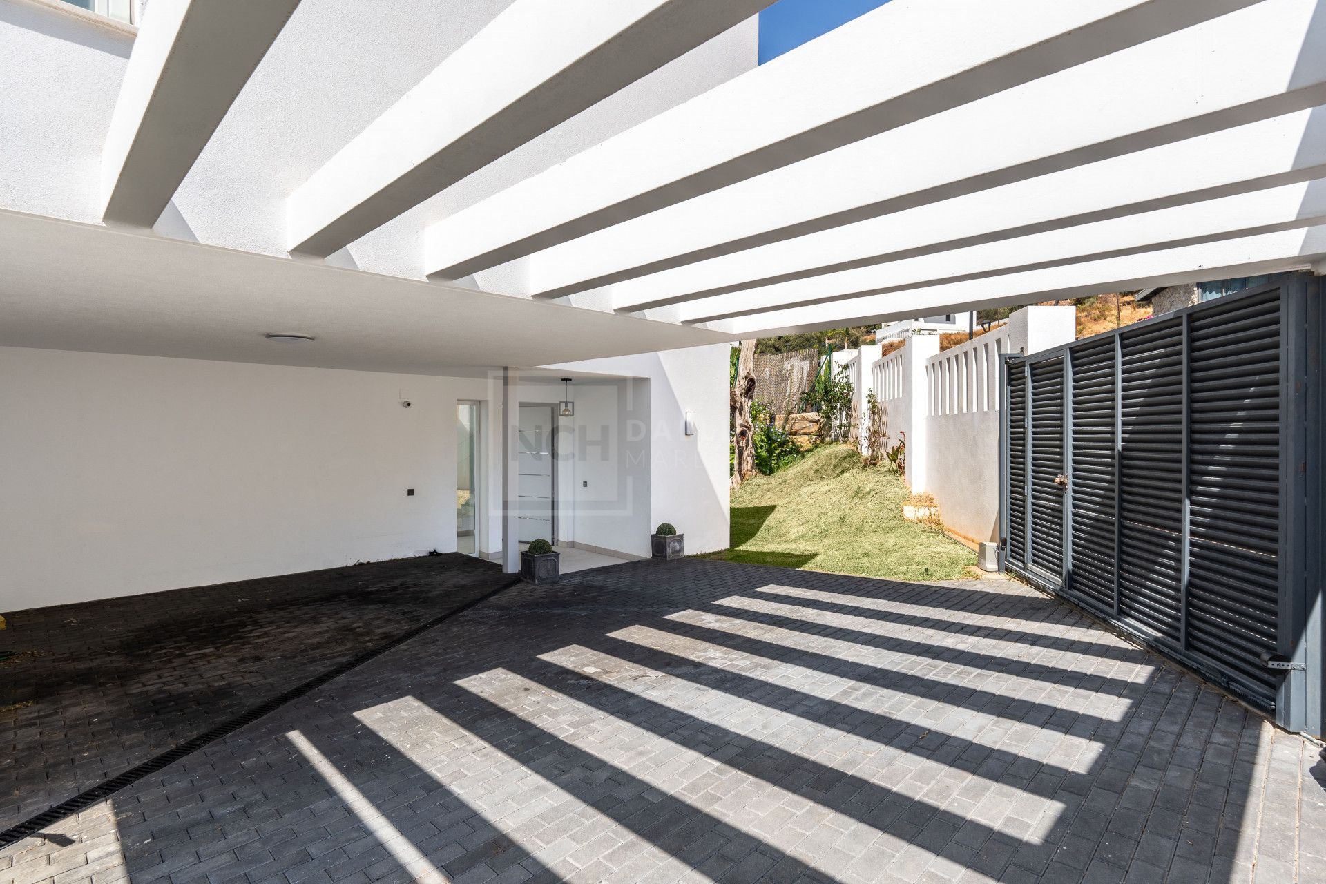 VILLA CONTEMPORÁNEA DE 4 DORMITORIOS EN ENTORNO TRANQUILO CON INTERIORES LUMINOSOS Y PISCINA PRIVADA