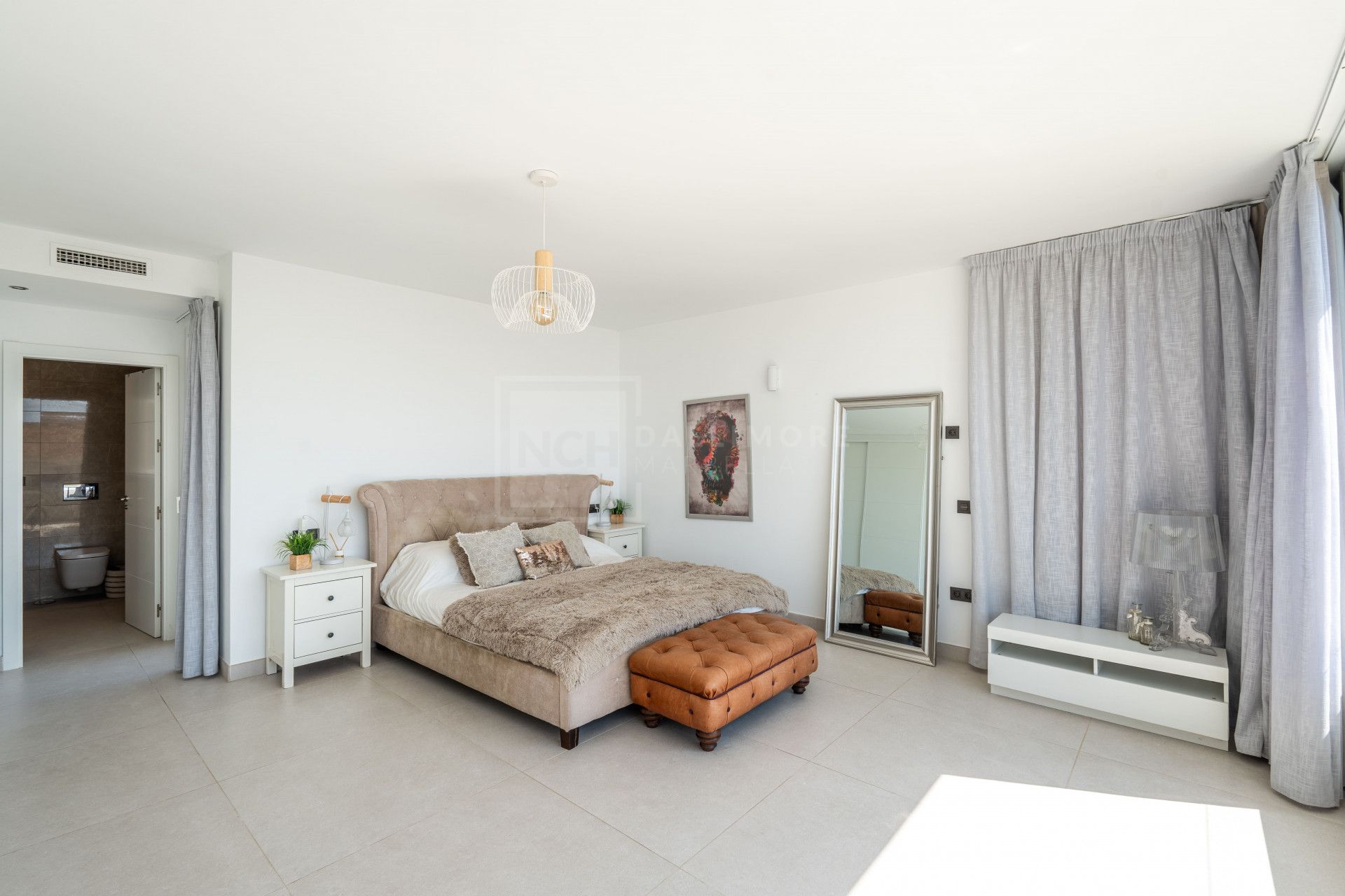 VILLA CONTEMPORÁNEA DE 4 DORMITORIOS EN ENTORNO TRANQUILO CON INTERIORES LUMINOSOS Y PISCINA PRIVADA