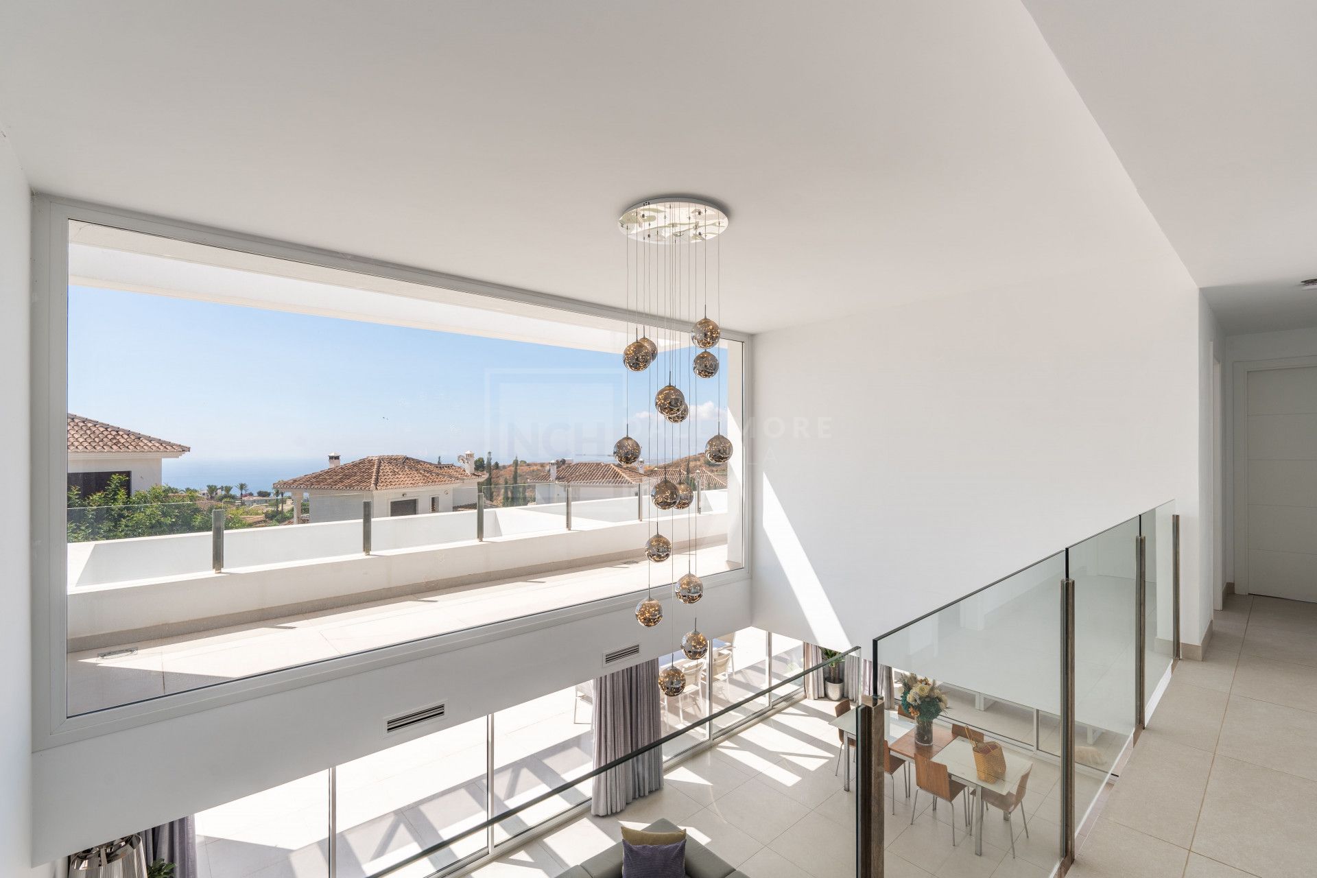 VILLA CONTEMPORÁNEA DE 4 DORMITORIOS EN ENTORNO TRANQUILO CON INTERIORES LUMINOSOS Y PISCINA PRIVADA