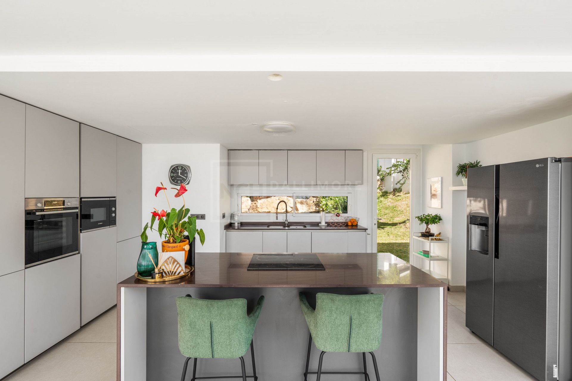 VILLA CONTEMPORÁNEA DE 4 DORMITORIOS EN ENTORNO TRANQUILO CON INTERIORES LUMINOSOS Y PISCINA PRIVADA