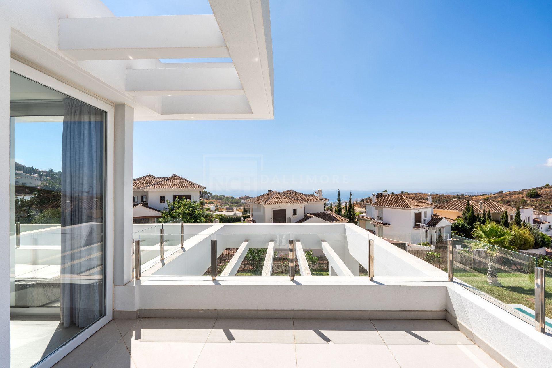 VILLA CONTEMPORÁNEA DE 4 DORMITORIOS EN ENTORNO TRANQUILO CON INTERIORES LUMINOSOS Y PISCINA PRIVADA
