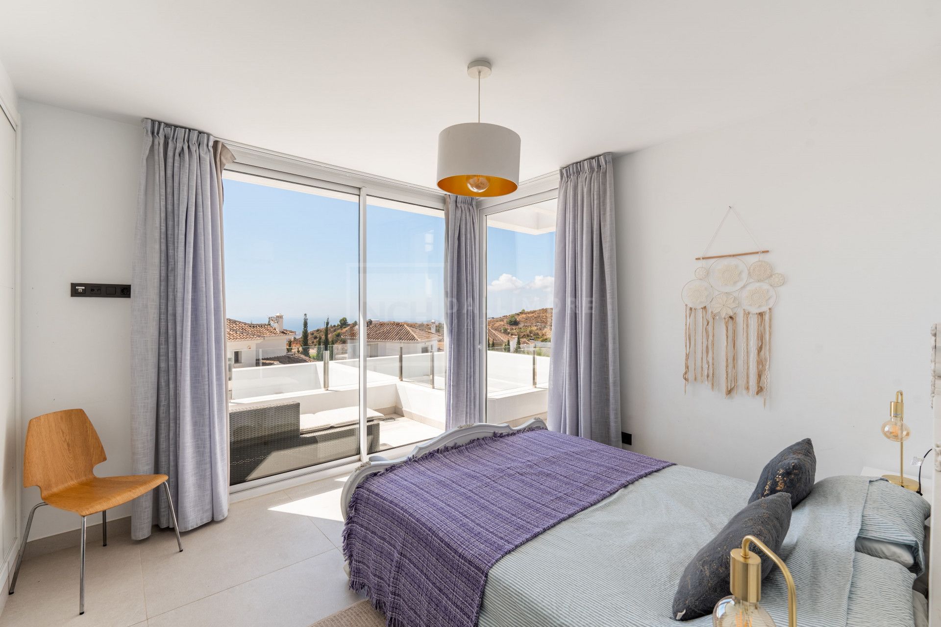 VILLA CONTEMPORÁNEA DE 4 DORMITORIOS EN ENTORNO TRANQUILO CON INTERIORES LUMINOSOS Y PISCINA PRIVADA