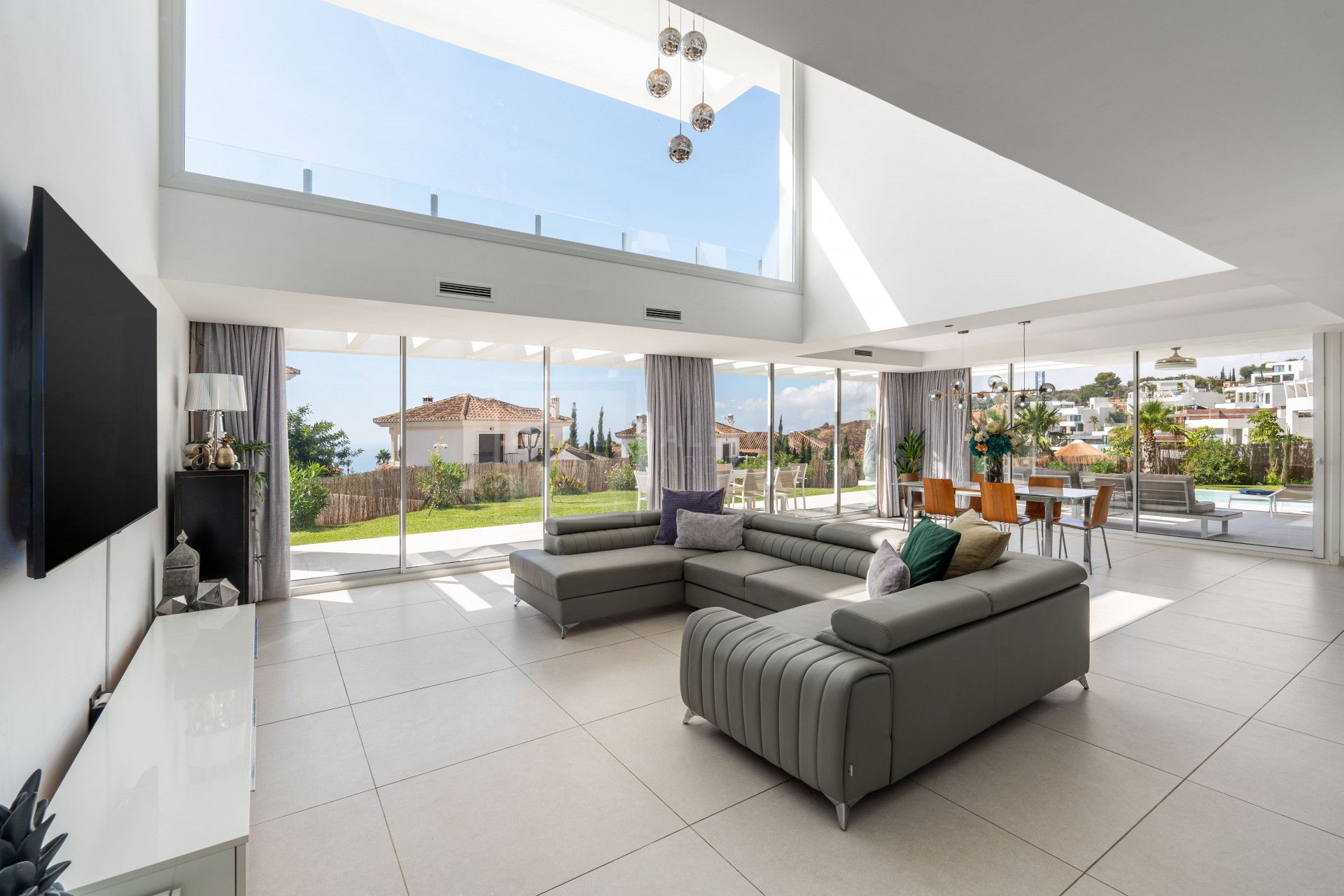 VILLA CONTEMPORÁNEA DE 4 DORMITORIOS EN ENTORNO TRANQUILO CON INTERIORES LUMINOSOS Y PISCINA PRIVADA