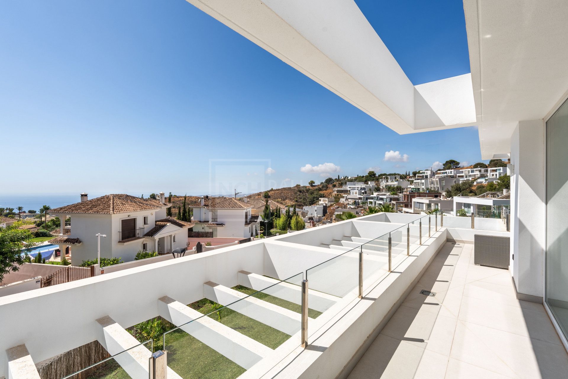VILLA CONTEMPORÁNEA DE 4 DORMITORIOS EN ENTORNO TRANQUILO CON INTERIORES LUMINOSOS Y PISCINA PRIVADA