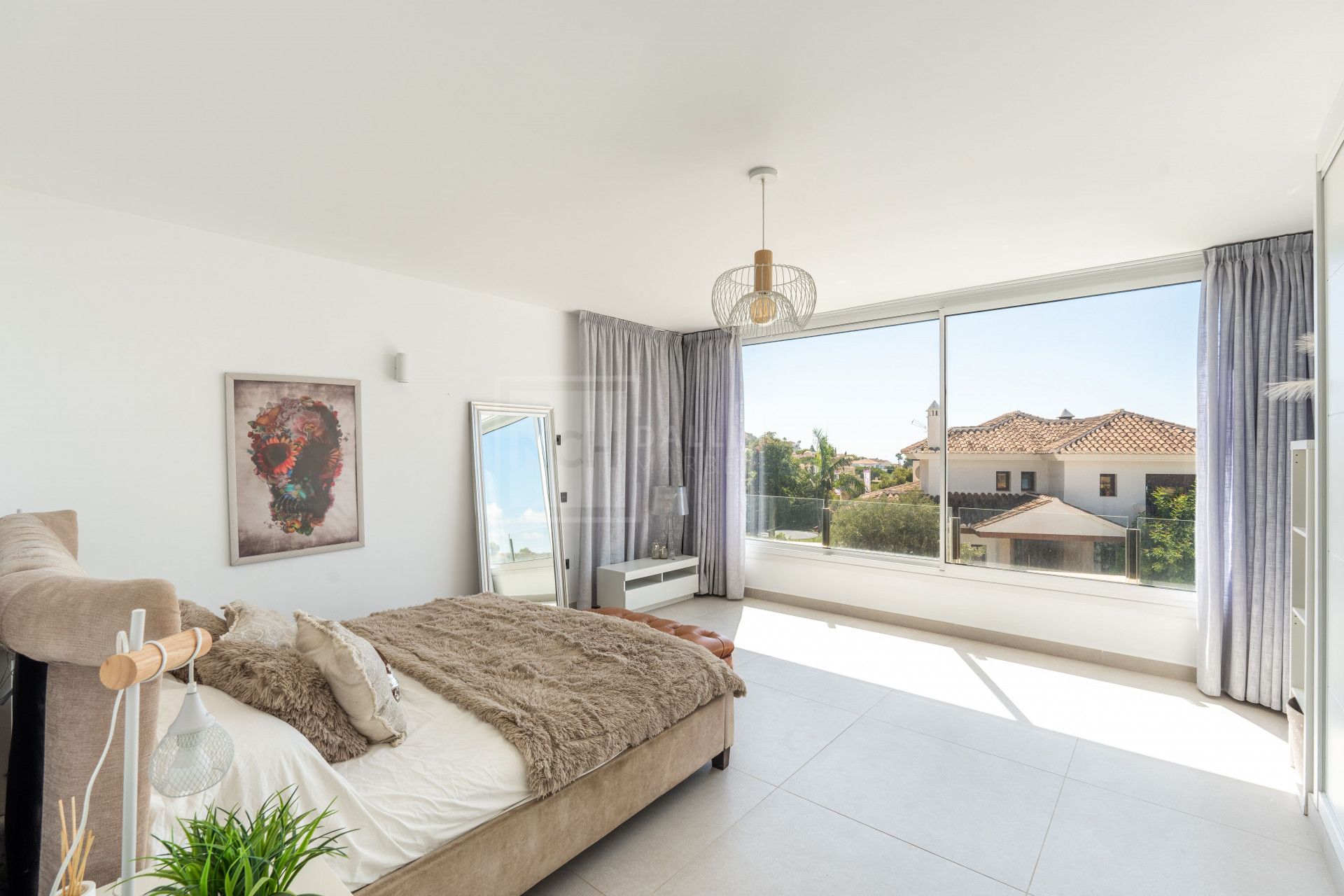 VILLA CONTEMPORÁNEA DE 4 DORMITORIOS EN ENTORNO TRANQUILO CON INTERIORES LUMINOSOS Y PISCINA PRIVADA