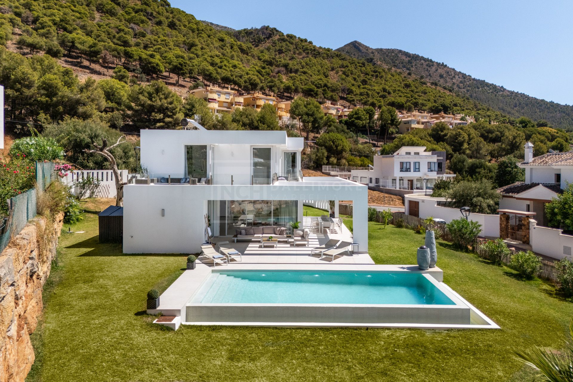 VILLA CONTEMPORÁNEA DE 4 DORMITORIOS EN ENTORNO TRANQUILO CON INTERIORES LUMINOSOS Y PISCINA PRIVADA