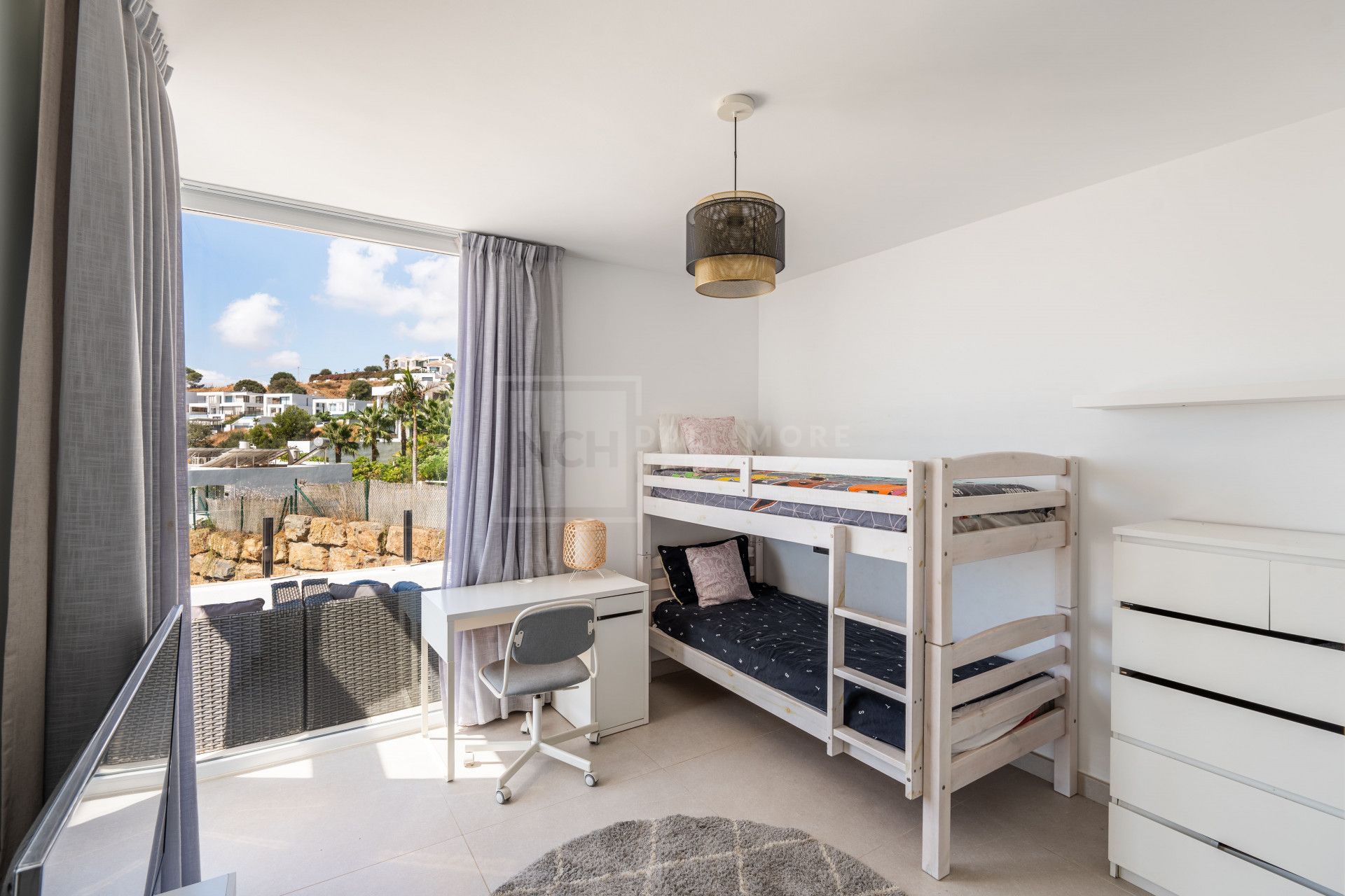VILLA CONTEMPORÁNEA DE 4 DORMITORIOS EN ENTORNO TRANQUILO CON INTERIORES LUMINOSOS Y PISCINA PRIVADA