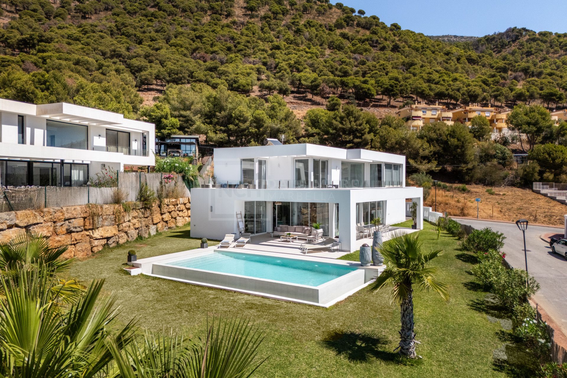 VILLA CONTEMPORÁNEA DE 4 DORMITORIOS EN ENTORNO TRANQUILO CON INTERIORES LUMINOSOS Y PISCINA PRIVADA