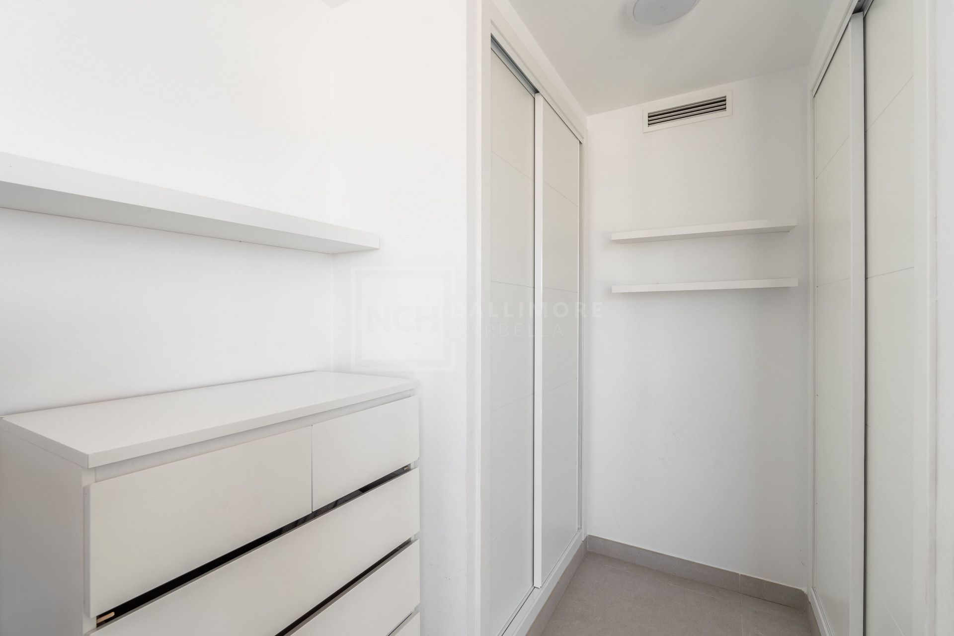 VILLA CONTEMPORÁNEA DE 4 DORMITORIOS EN ENTORNO TRANQUILO CON INTERIORES LUMINOSOS Y PISCINA PRIVADA