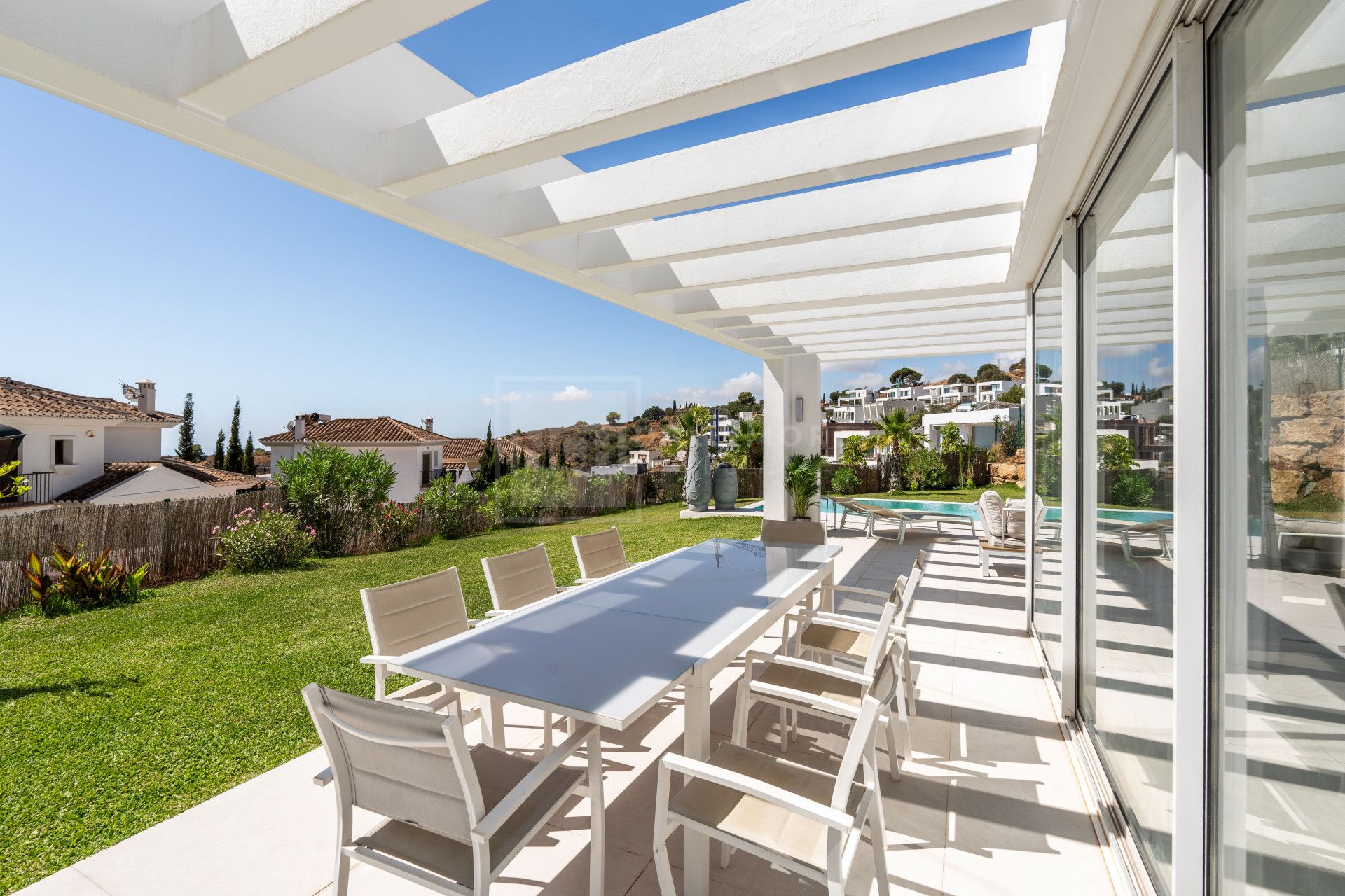 VILLA CONTEMPORÁNEA DE 4 DORMITORIOS EN ENTORNO TRANQUILO CON INTERIORES LUMINOSOS Y PISCINA PRIVADA
