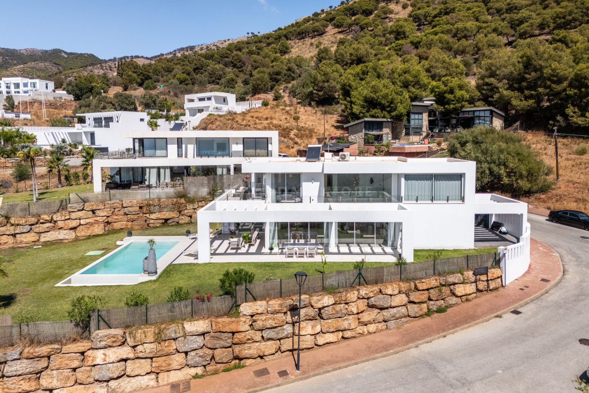 VILLA CONTEMPORÁNEA DE 4 DORMITORIOS EN ENTORNO TRANQUILO CON INTERIORES LUMINOSOS Y PISCINA PRIVADA