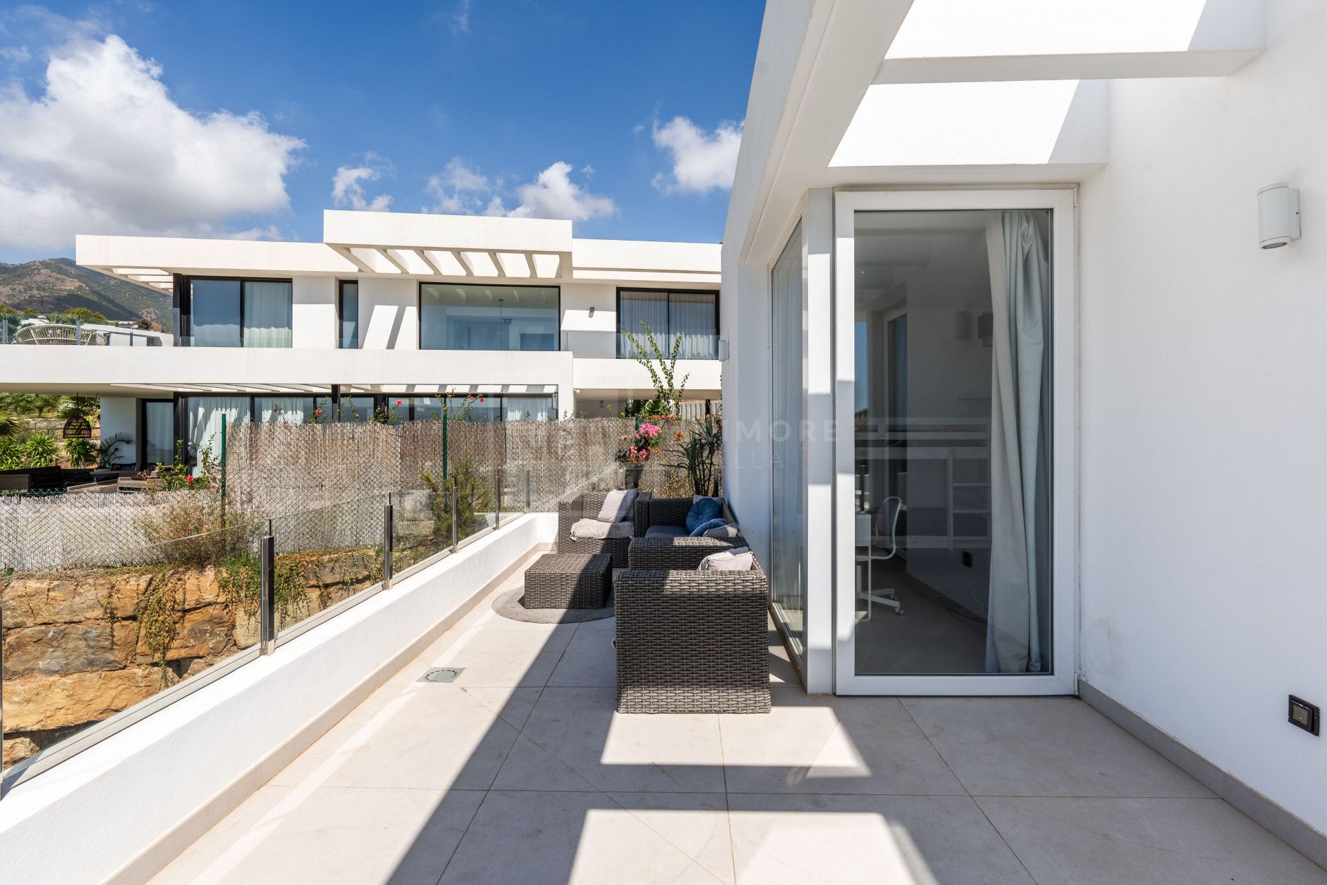 VILLA CONTEMPORÁNEA DE 4 DORMITORIOS EN ENTORNO TRANQUILO CON INTERIORES LUMINOSOS Y PISCINA PRIVADA