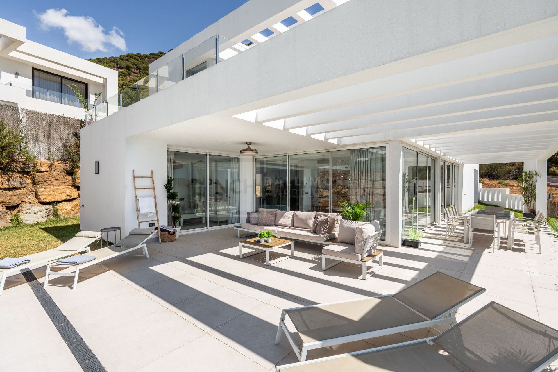 VILLA CONTEMPORÁNEA DE 4 DORMITORIOS EN ENTORNO TRANQUILO CON INTERIORES LUMINOSOS Y PISCINA PRIVADA