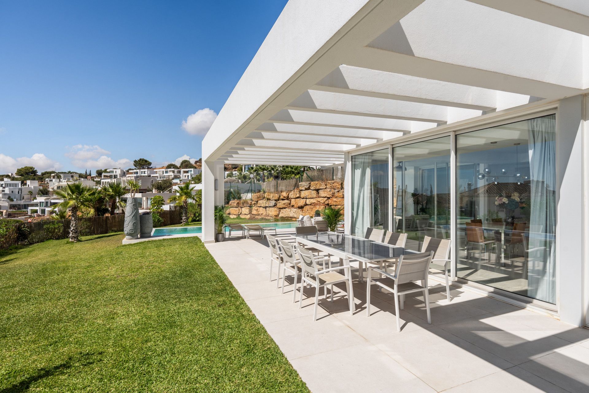 VILLA CONTEMPORÁNEA DE 4 DORMITORIOS EN ENTORNO TRANQUILO CON INTERIORES LUMINOSOS Y PISCINA PRIVADA