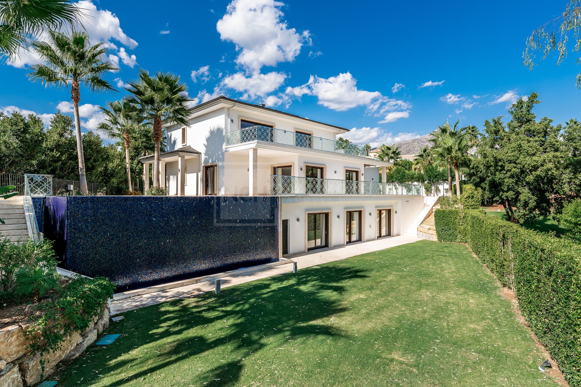 LUJOSO OASIS DE 6 DORMITORIOS EN NUEVA ANDALUCÍA CON PISCINA INFINITA Y SPA PRIVADO