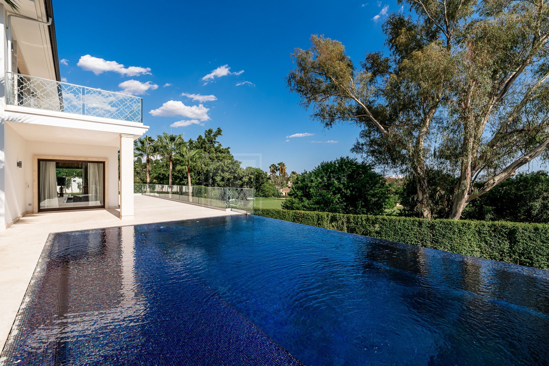 LUJOSO OASIS DE 6 DORMITORIOS EN NUEVA ANDALUCÍA CON PISCINA INFINITA Y SPA PRIVADO