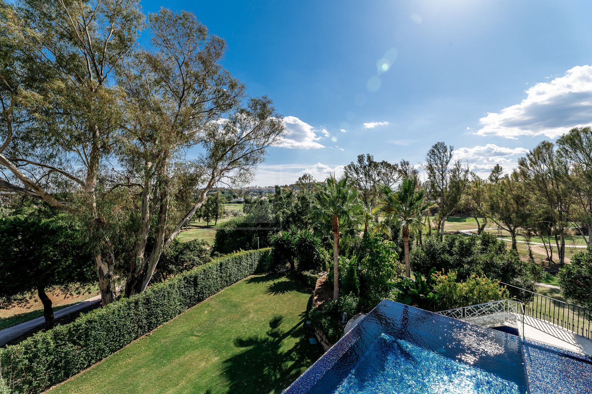 LUJOSO OASIS DE 6 DORMITORIOS EN NUEVA ANDALUCÍA CON PISCINA INFINITA Y SPA PRIVADO