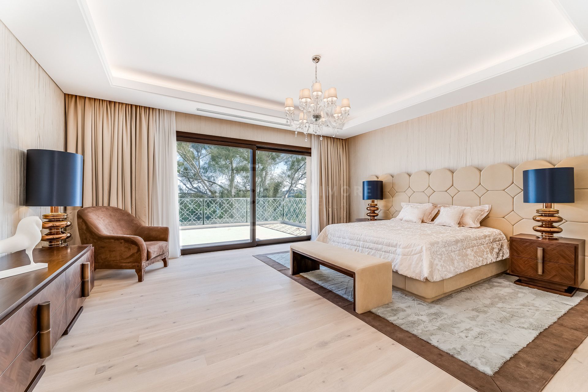 LUJOSO OASIS DE 6 DORMITORIOS EN NUEVA ANDALUCÍA CON PISCINA INFINITA Y SPA PRIVADO