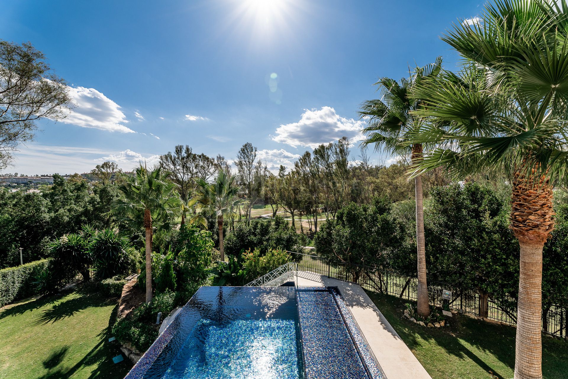 LUJOSO OASIS DE 6 DORMITORIOS EN NUEVA ANDALUCÍA CON PISCINA INFINITA Y SPA PRIVADO
