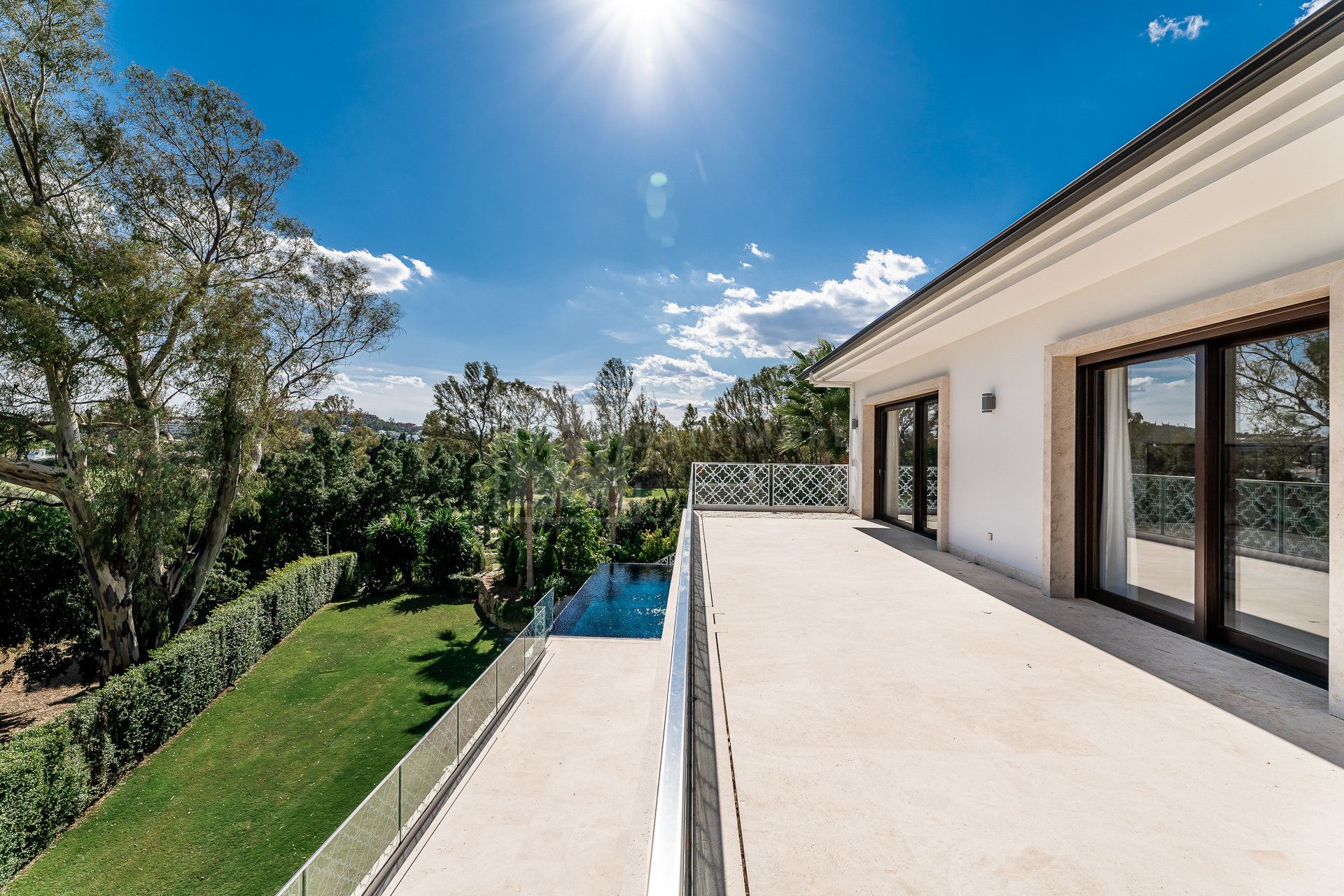 LUJOSO OASIS DE 6 DORMITORIOS EN NUEVA ANDALUCÍA CON PISCINA INFINITA Y SPA PRIVADO