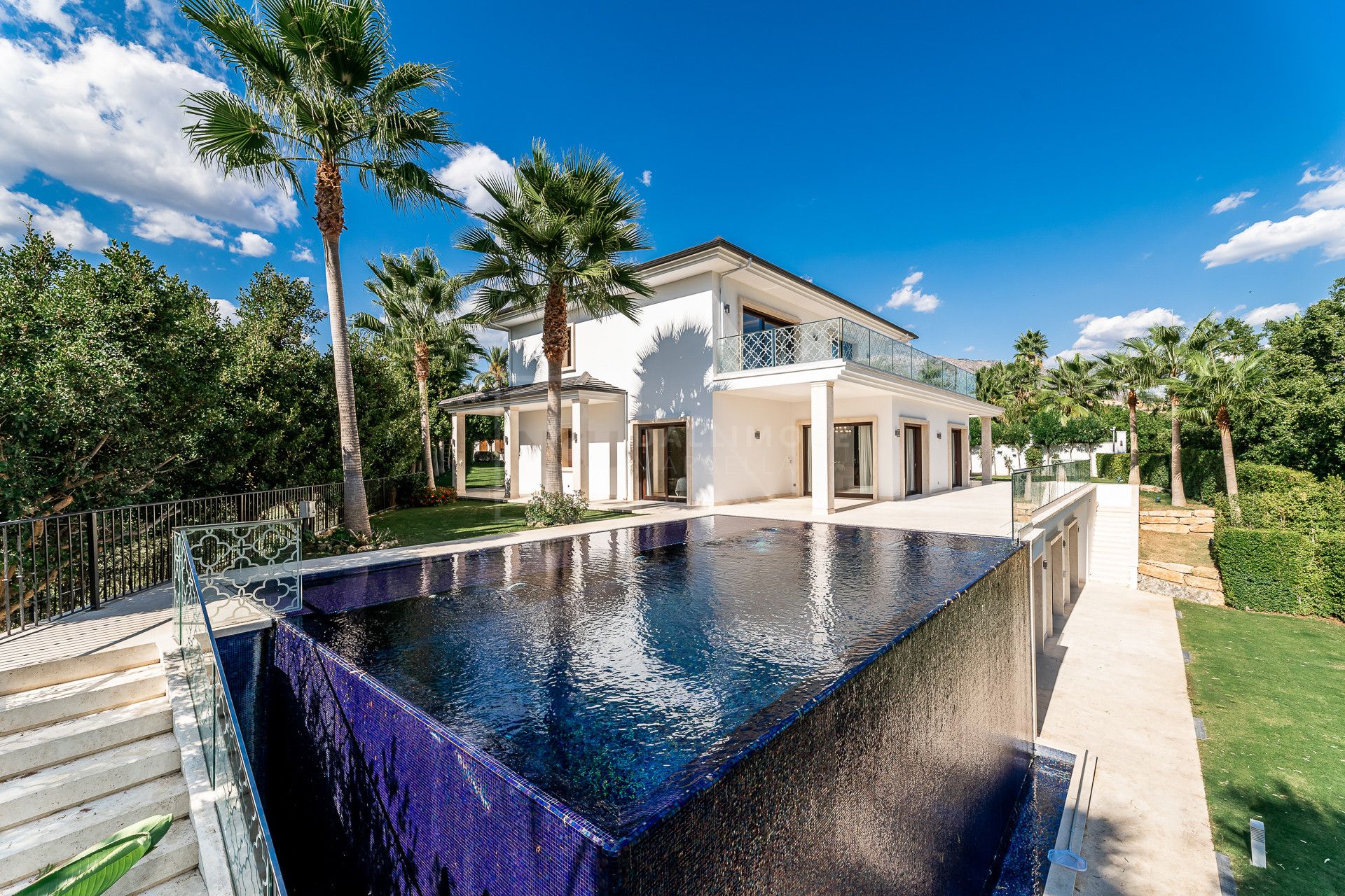 LUJOSO OASIS DE 6 DORMITORIOS EN NUEVA ANDALUCÍA CON PISCINA INFINITA Y SPA PRIVADO