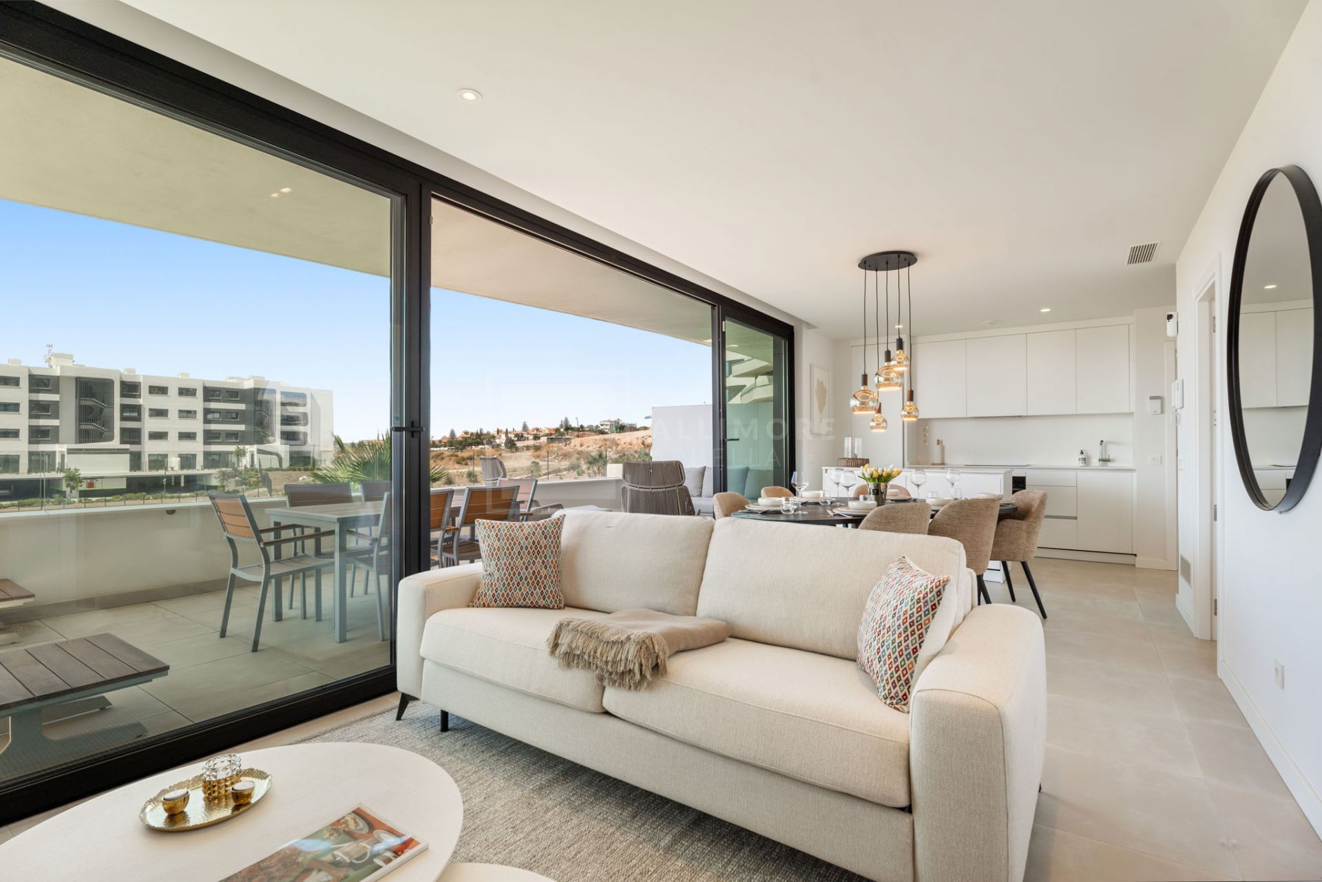 APARTAMENTO MODERNO DE 2 DORMITORIOS EN LA COSTA CON ESPACIO EXTERIOR Y VISTAS AL MAR EN FUENGIROLA