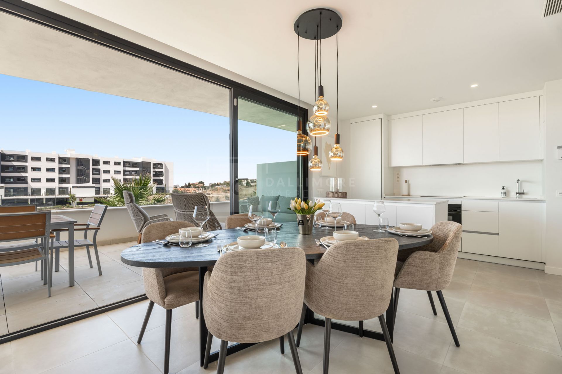 APARTAMENTO MODERNO DE 2 DORMITORIOS EN LA COSTA CON ESPACIO EXTERIOR Y VISTAS AL MAR EN FUENGIROLA