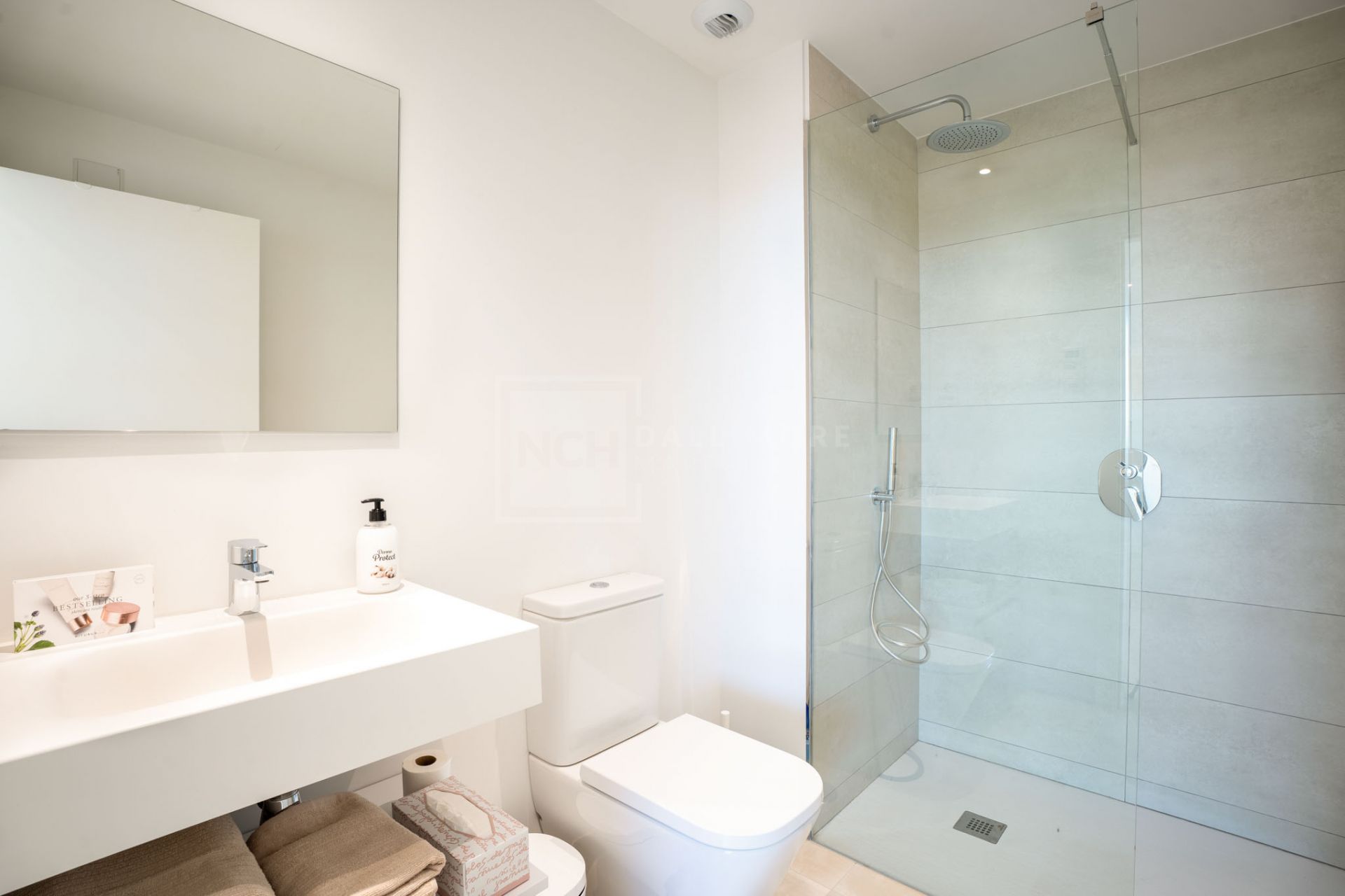 APARTAMENTO MODERNO DE 2 DORMITORIOS EN LA COSTA CON ESPACIO EXTERIOR Y VISTAS AL MAR EN FUENGIROLA