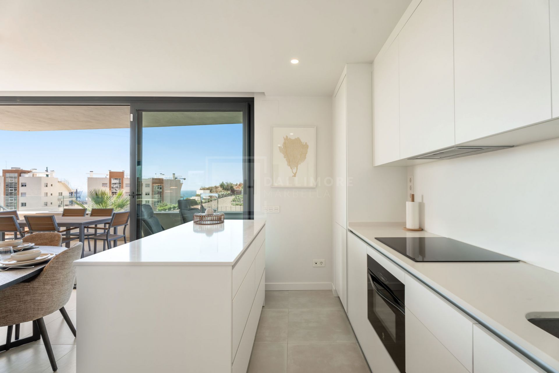 APARTAMENTO MODERNO DE 2 DORMITORIOS EN LA COSTA CON ESPACIO EXTERIOR Y VISTAS AL MAR EN FUENGIROLA