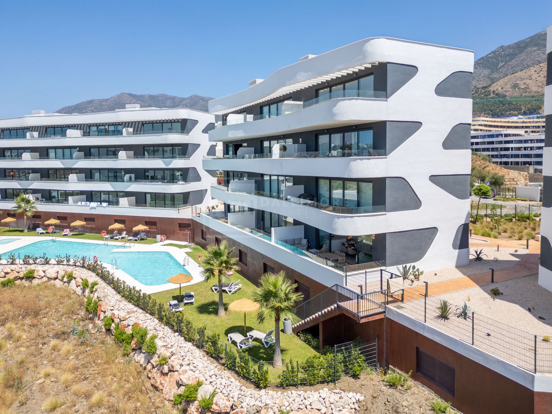 APARTAMENTO MODERNO DE 2 DORMITORIOS EN LA COSTA CON ESPACIO EXTERIOR Y VISTAS AL MAR EN FUENGIROLA