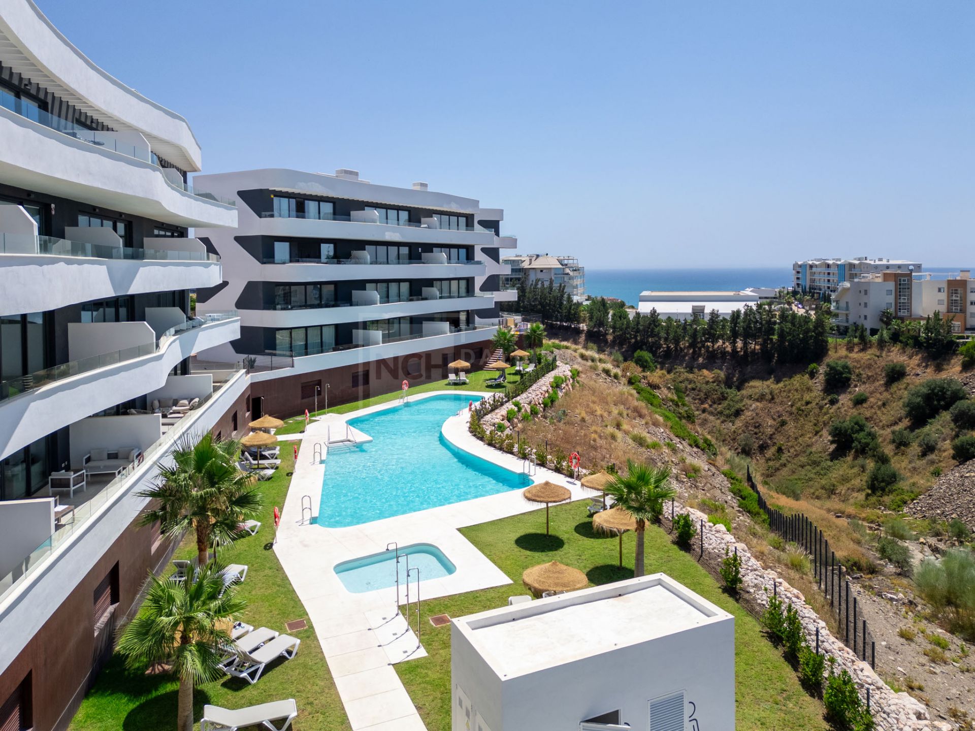 APARTAMENTO MODERNO DE 2 DORMITORIOS EN LA COSTA CON ESPACIO EXTERIOR Y VISTAS AL MAR EN FUENGIROLA