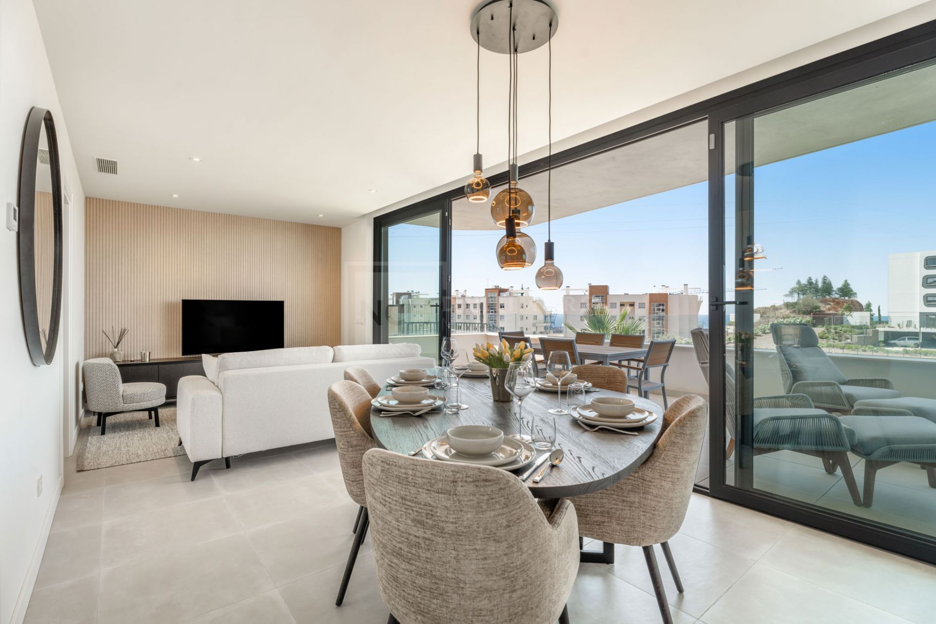 APARTAMENTO MODERNO DE 2 DORMITORIOS EN LA COSTA CON ESPACIO EXTERIOR Y VISTAS AL MAR EN FUENGIROLA