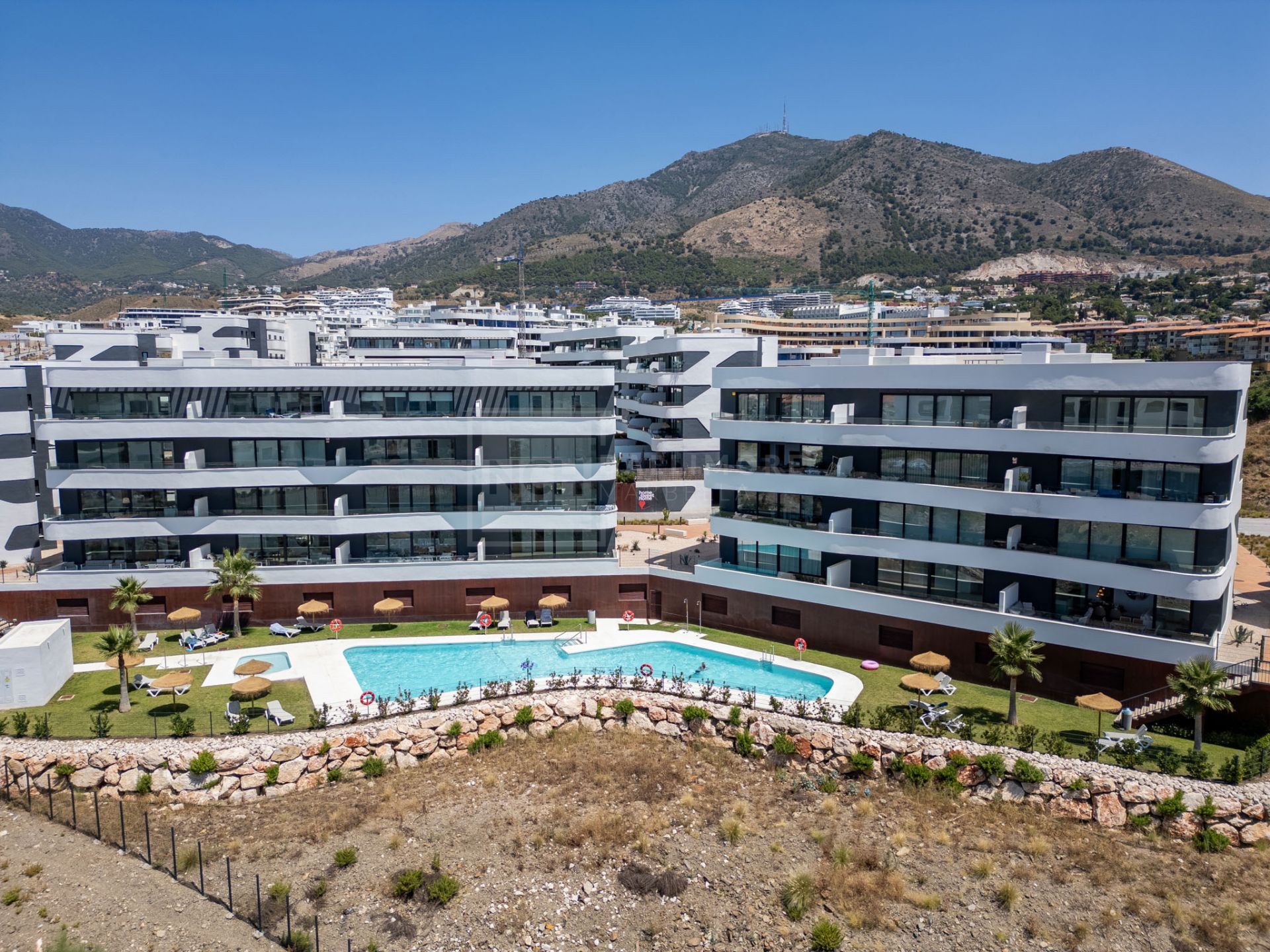 APARTAMENTO MODERNO DE 2 DORMITORIOS EN LA COSTA CON ESPACIO EXTERIOR Y VISTAS AL MAR EN FUENGIROLA