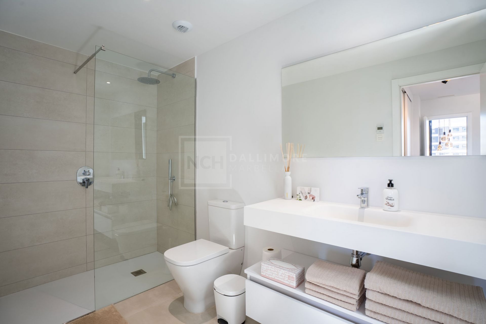 APARTAMENTO MODERNO DE 2 DORMITORIOS EN LA COSTA CON ESPACIO EXTERIOR Y VISTAS AL MAR EN FUENGIROLA
