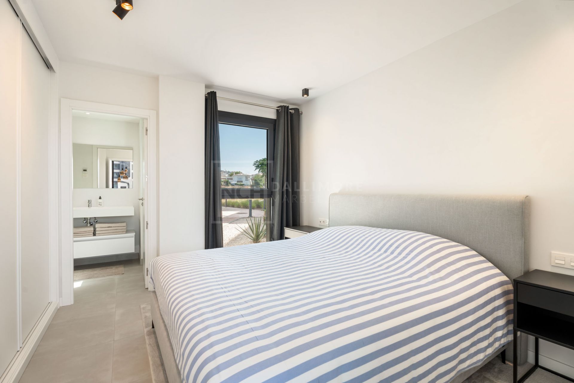 APARTAMENTO MODERNO DE 2 DORMITORIOS EN LA COSTA CON ESPACIO EXTERIOR Y VISTAS AL MAR EN FUENGIROLA