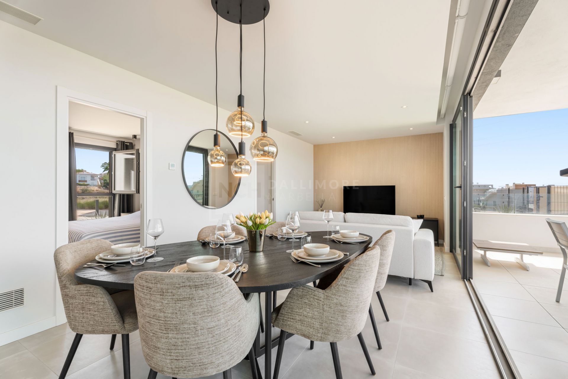 APARTAMENTO MODERNO DE 2 DORMITORIOS EN LA COSTA CON ESPACIO EXTERIOR Y VISTAS AL MAR EN FUENGIROLA