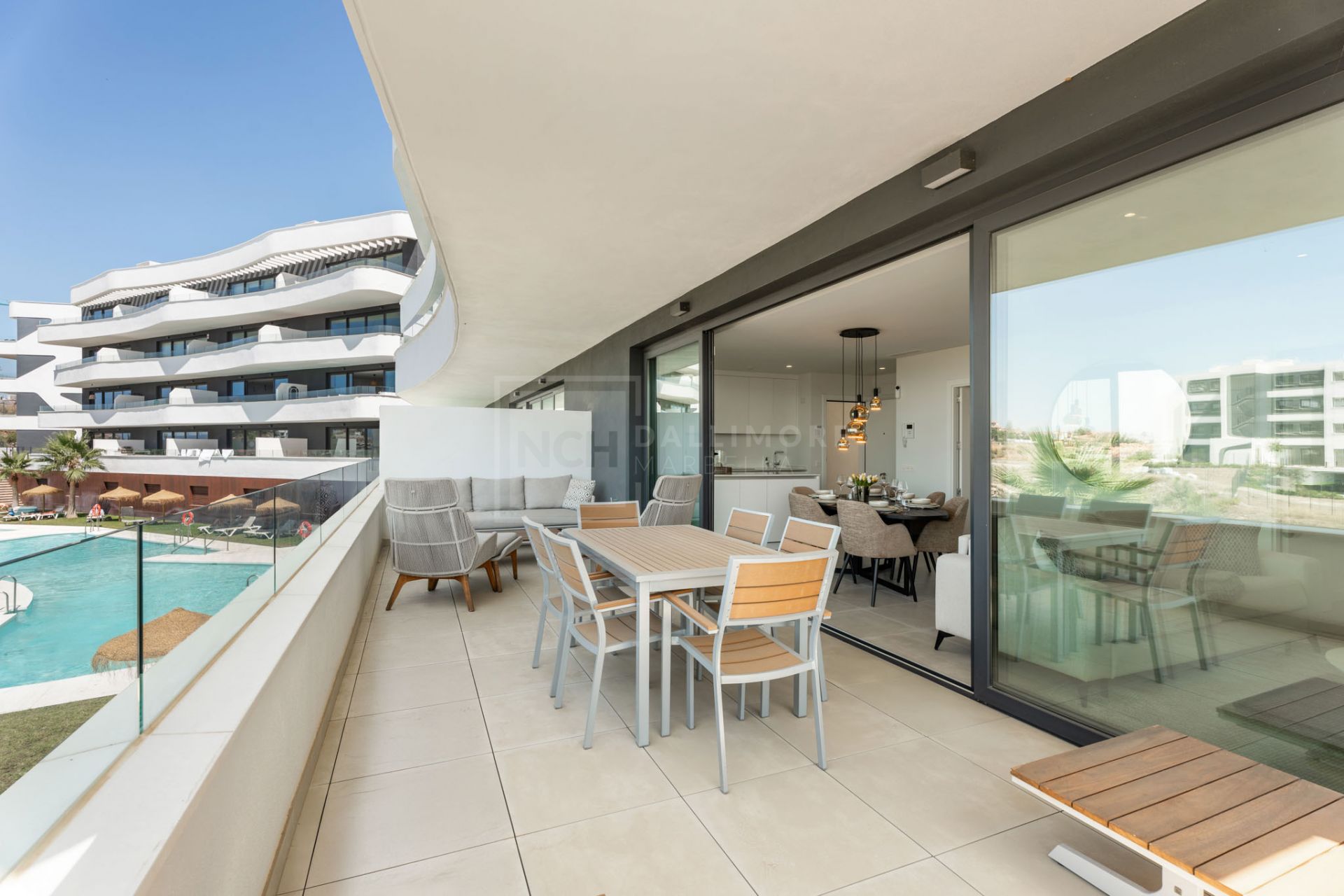 APARTAMENTO MODERNO DE 2 DORMITORIOS EN LA COSTA CON ESPACIO EXTERIOR Y VISTAS AL MAR EN FUENGIROLA