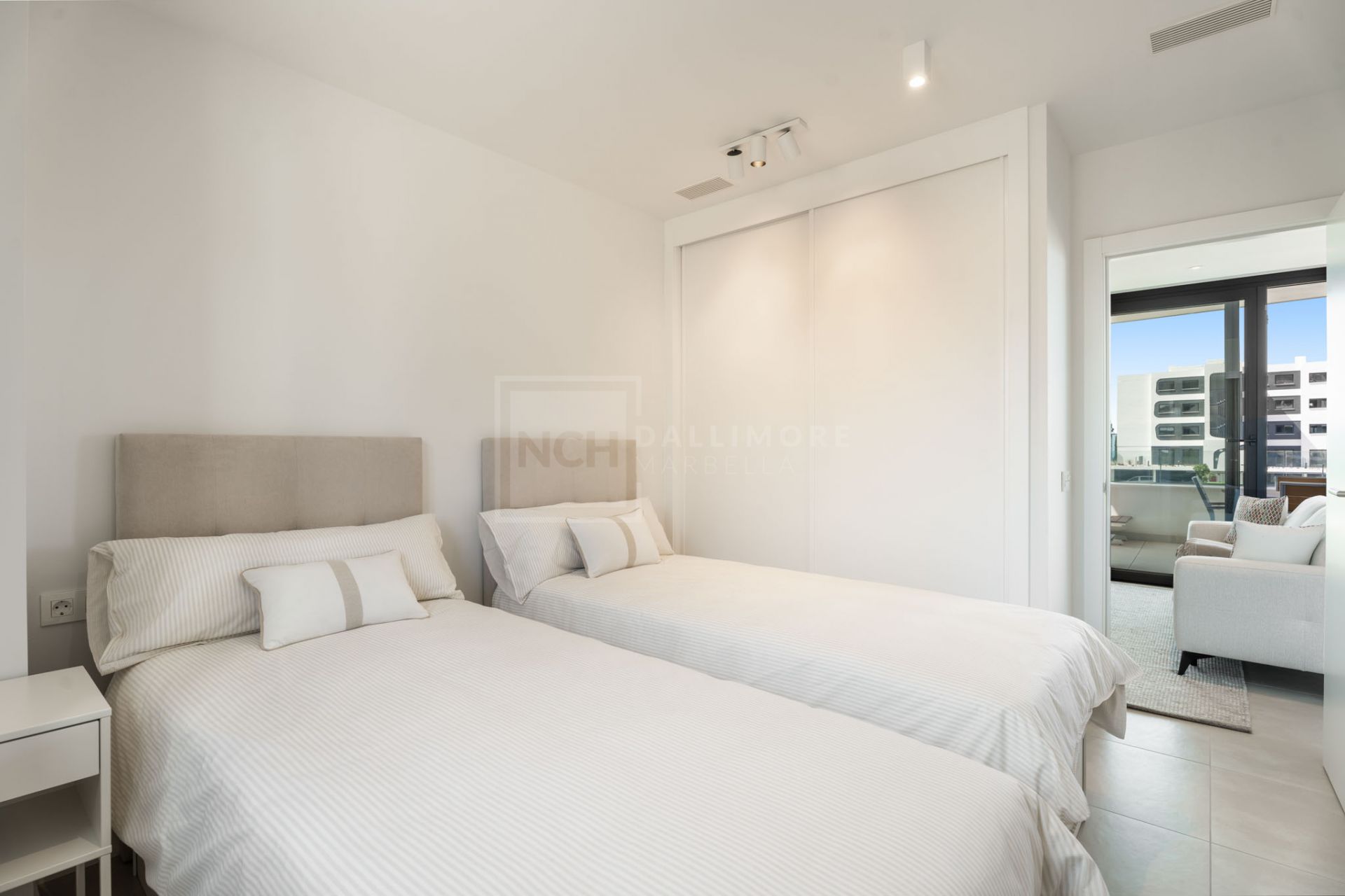 APARTAMENTO MODERNO DE 2 DORMITORIOS EN LA COSTA CON ESPACIO EXTERIOR Y VISTAS AL MAR EN FUENGIROLA