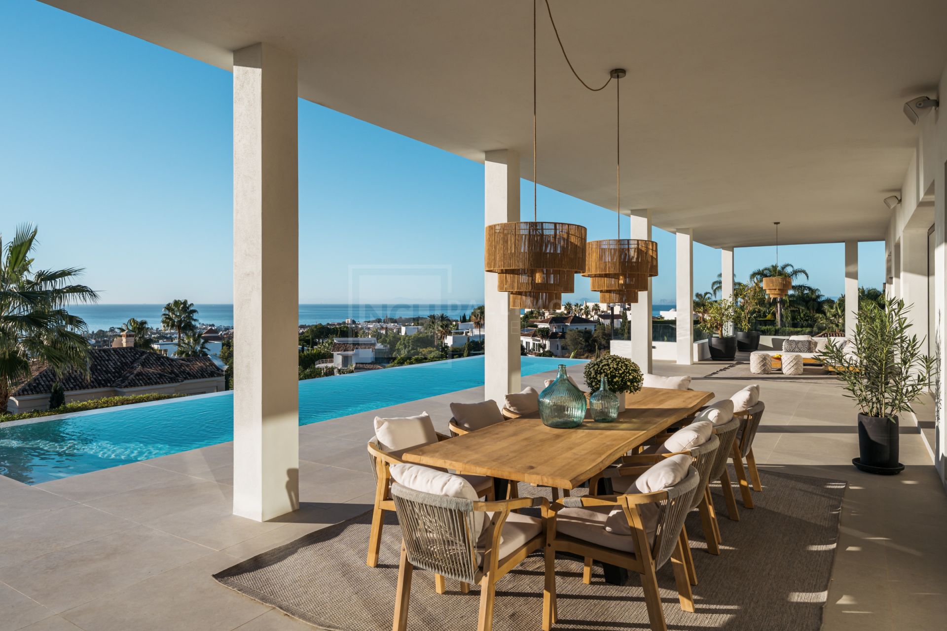 IMPRESIONANTE RETIRO DE 6 DORMITORIOS CON VISTAS PANORÁMICAS Y AMENIDADES DE ESTILO RESORT
